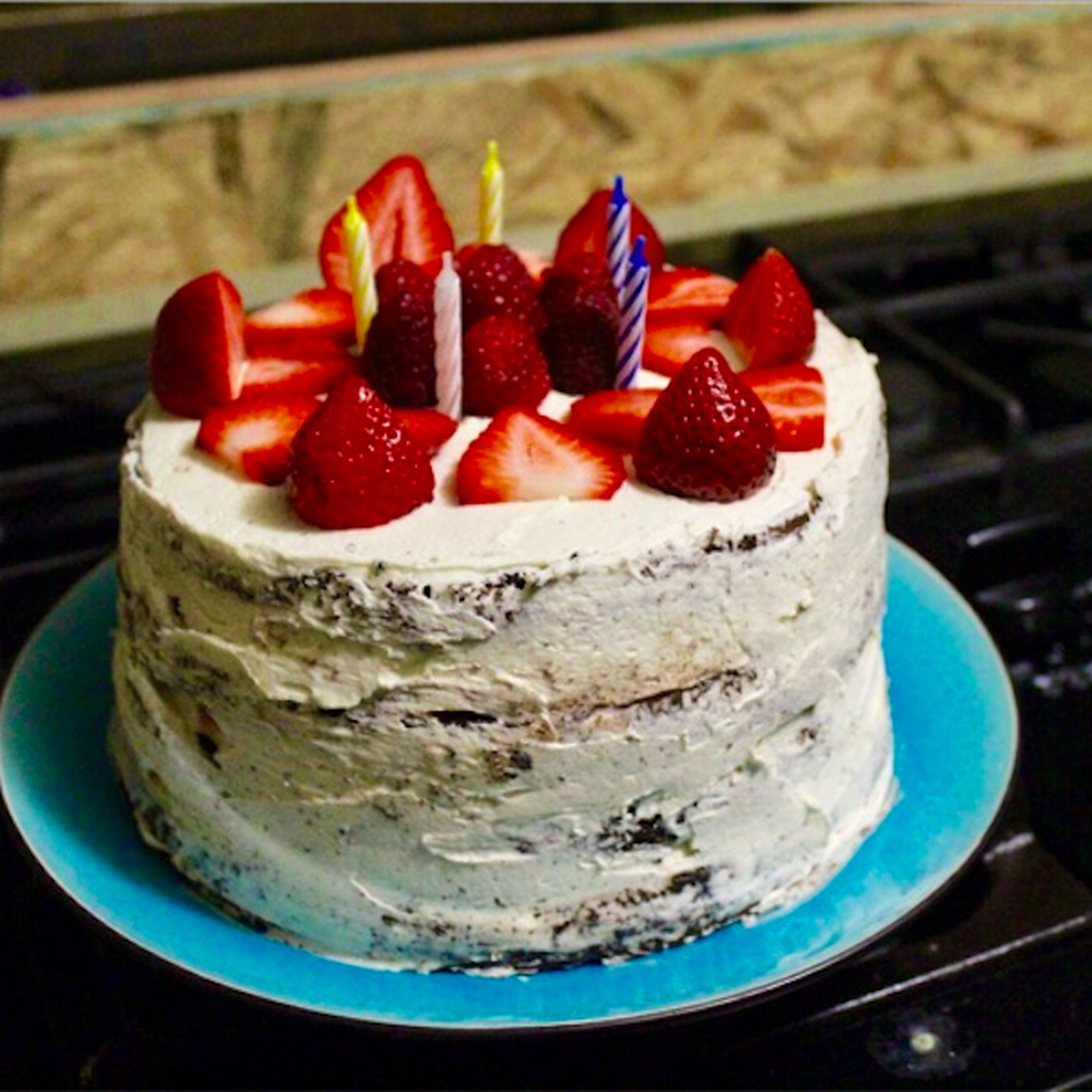 Naked Cake mit frischen Erdbeeren