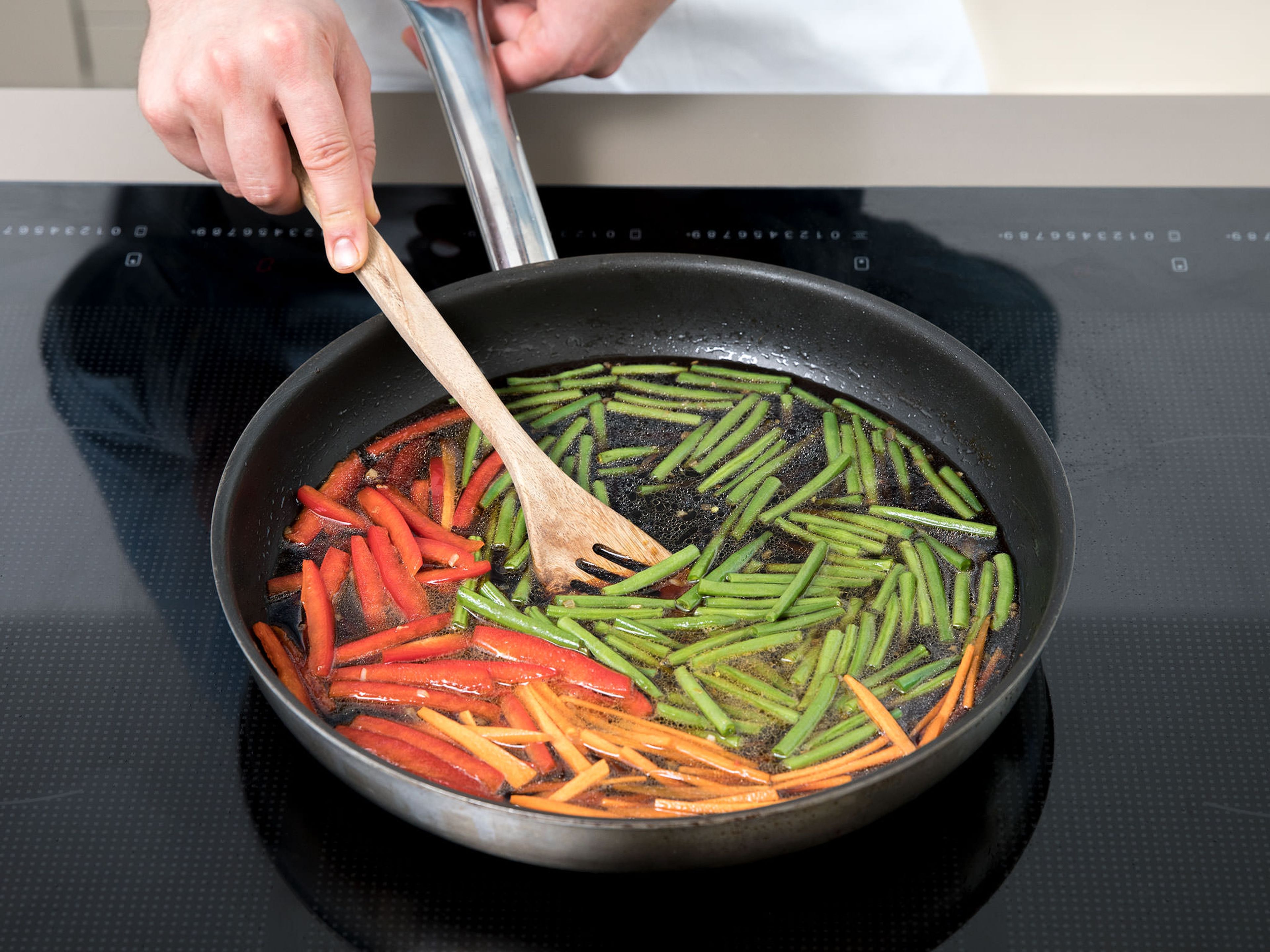 Pour water into the wok and bring to a boil. Add all of the vegetables and cook on high heat for approx. 3 min. Then add the chicken and continue to simmer for approx. 5 min. Thicken sauce with starch, if necessary.