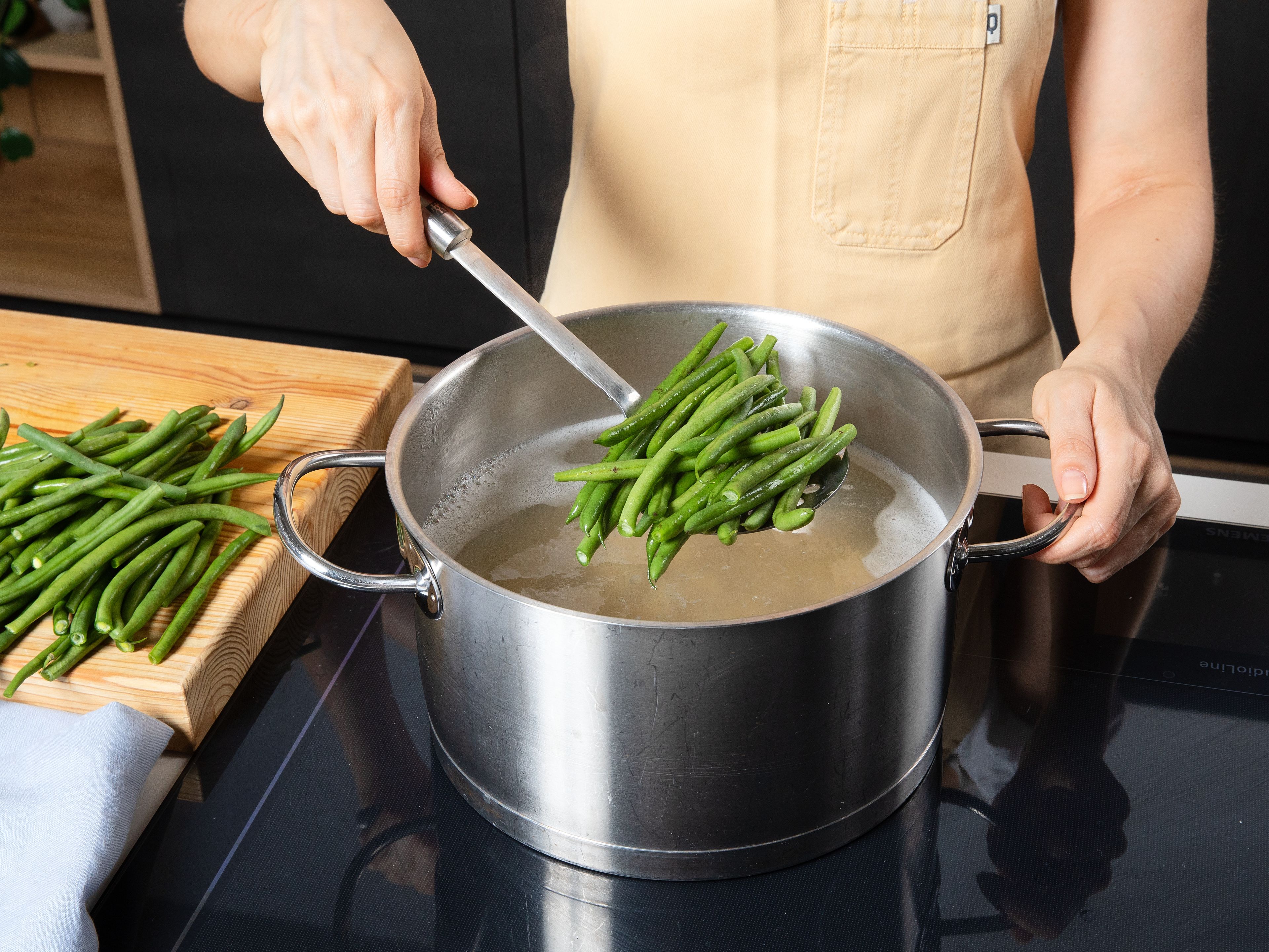 Einen großen Topf mit reichlich gesalzenem Wasser zum Kochen bringen. Währenddessen die Enden der grünen Bohnen abschneiden und die Bohnen nach Belieben in mundgerechte Stücke schneiden. Die Pasta im kochenden Salzwasser al dente garen. Die grünen Bohnen ca. 3–4 Min. vor Ende der Garzeit zur Pasta geben und bissfest mitgaren. Anschließend alles zusammen abgießen.