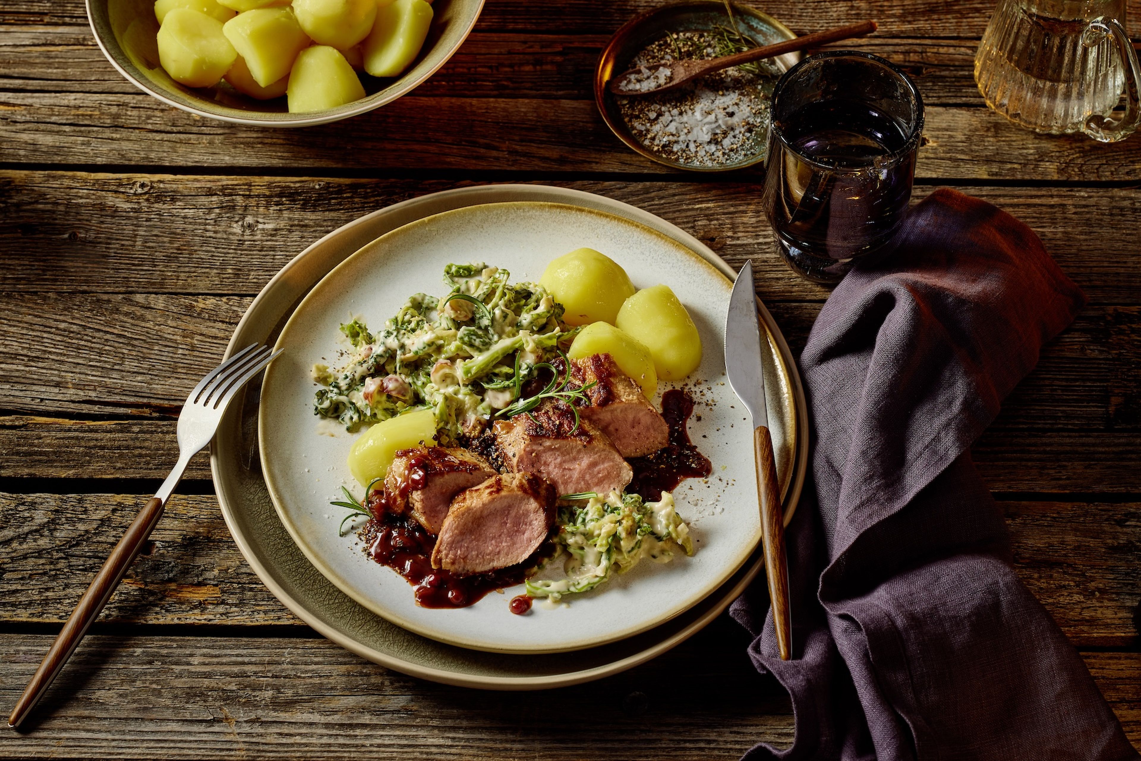 Rehrücken mit nussigem Rahmwirsing und Goldsaft-Preiselbeerjus