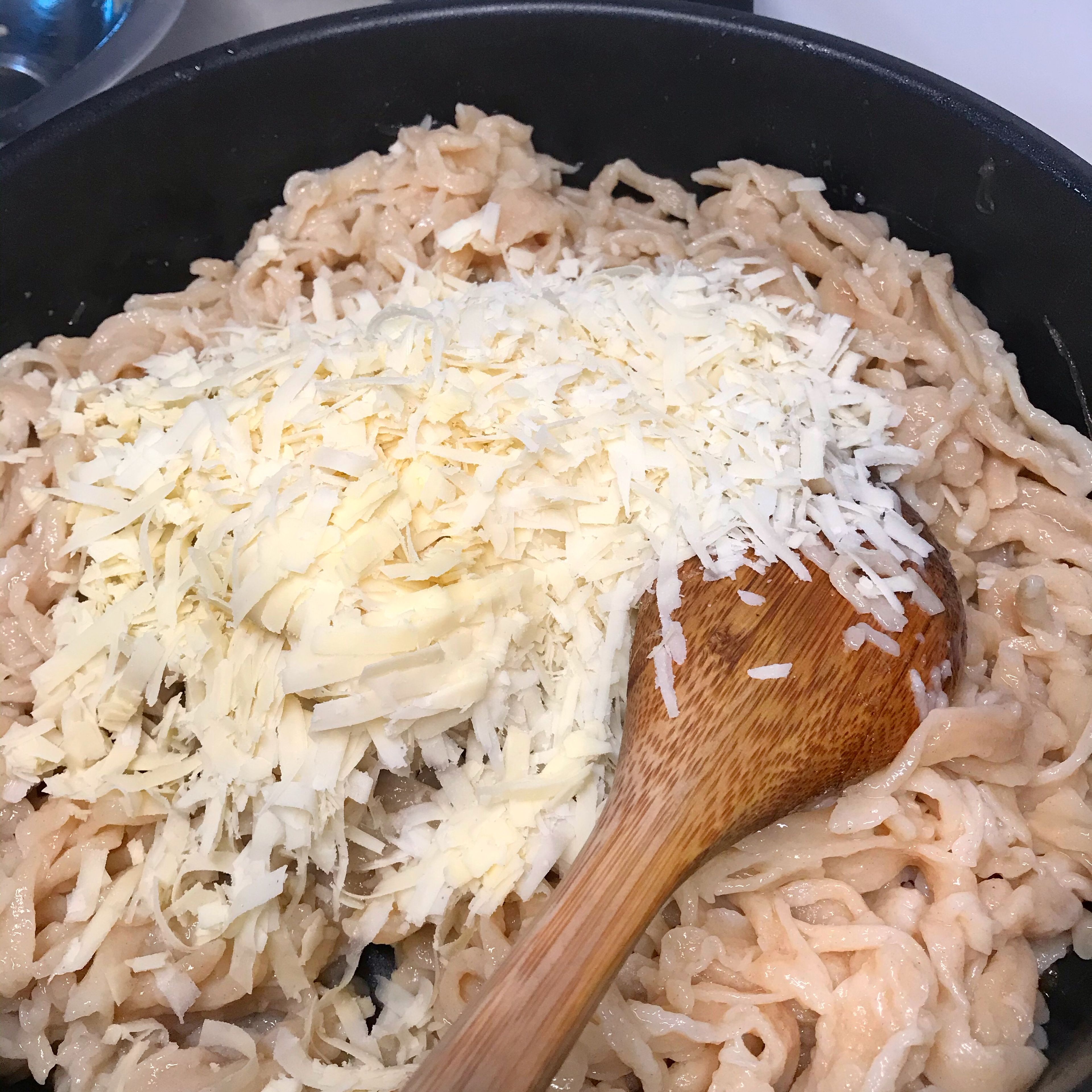 Violife Cheddar reiben. Margarine in der Pfanne zergehen lassen Spätzle und Käse hinzufügen und bei ständigem rühren, schmelzen lassen. Sojacruisine unterrühren. Nach belieben mit Muskatnuss, Salz und Pfeffer abschmecken.