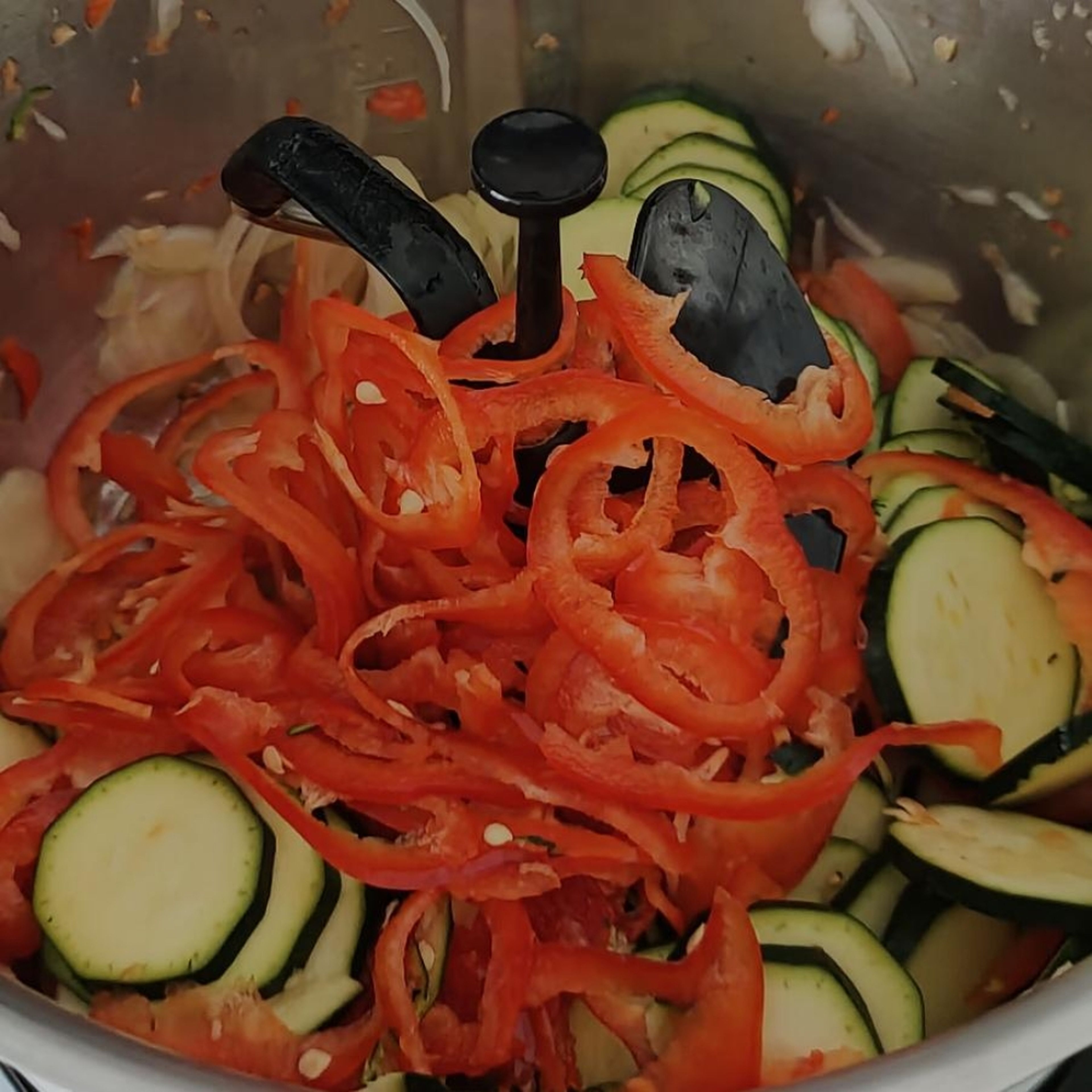 Das Gemüse und die restlichen Zutaten hinzufügen und köcheln lassen. Zwischendurch alles mit dem Spatel nach unten schieben. (3D-Rührer I Stufe 3 | 100°C | 8 Min)