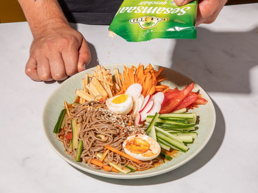 Scharfe koreanische kalte Nudeln mit Gemüse (Jaengban Guksu) | Rezept ...