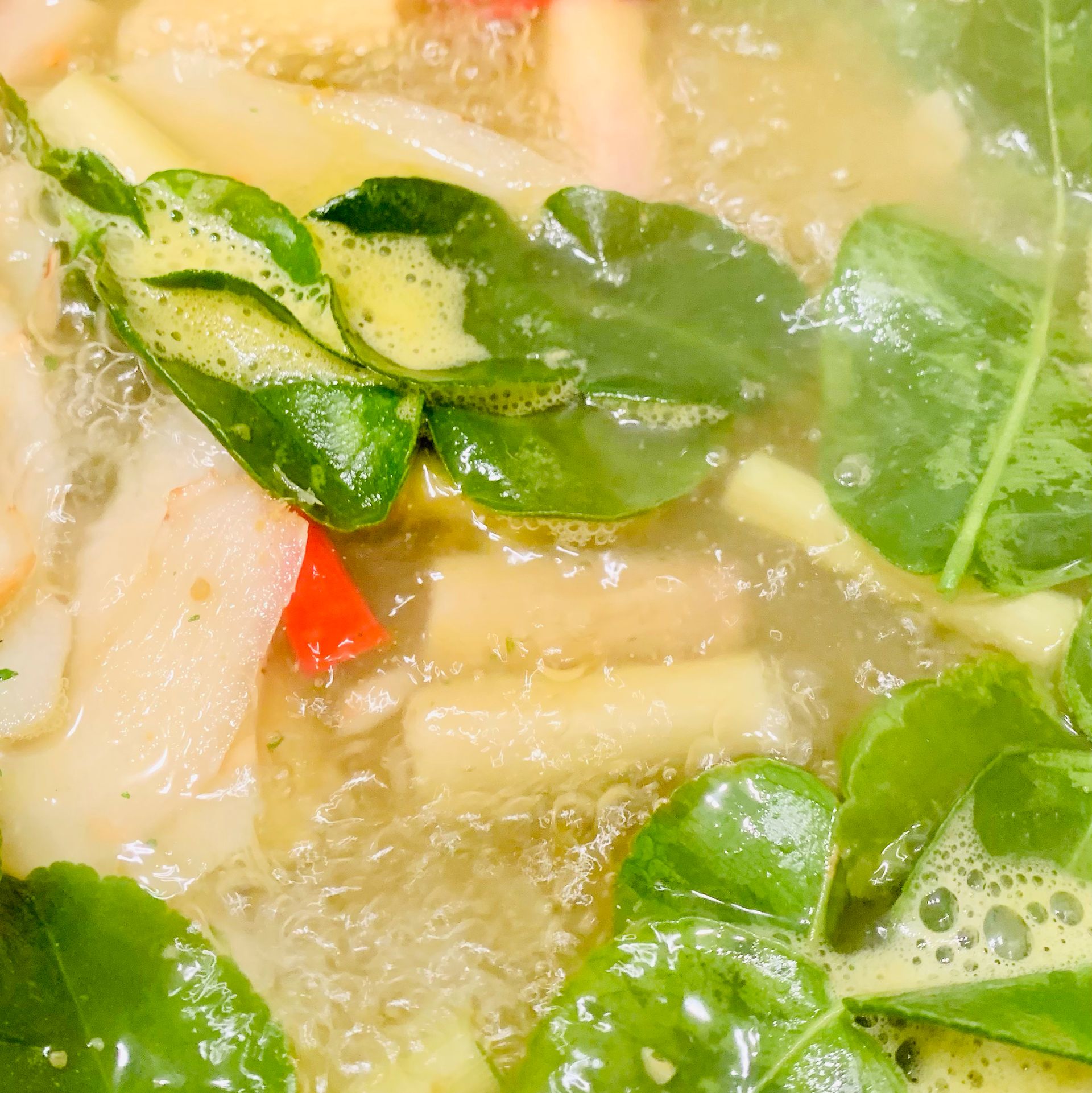 Tom kha kai - thailändische Hühnersuppe mit Kokosmilch | Rezept ...