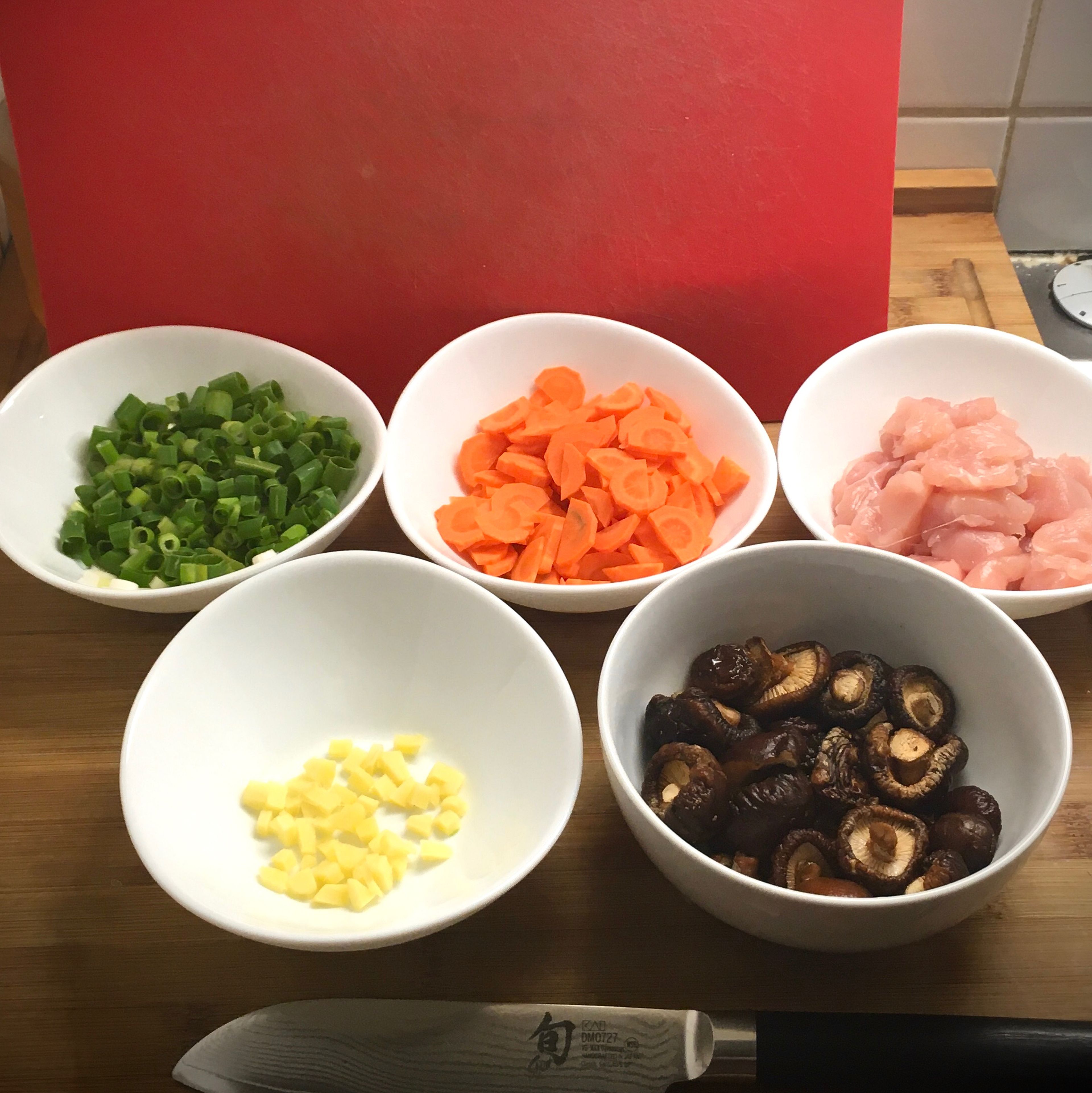 Fleisch & Gemüse klein schneiden. Bei getrockneten Shiitake Pilze, diese 1 Stunde rehydrieren.