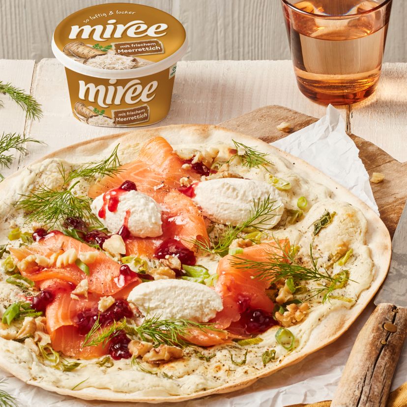 Lachs-Flammkuchen mit Preiselbeer-miree-Nocken