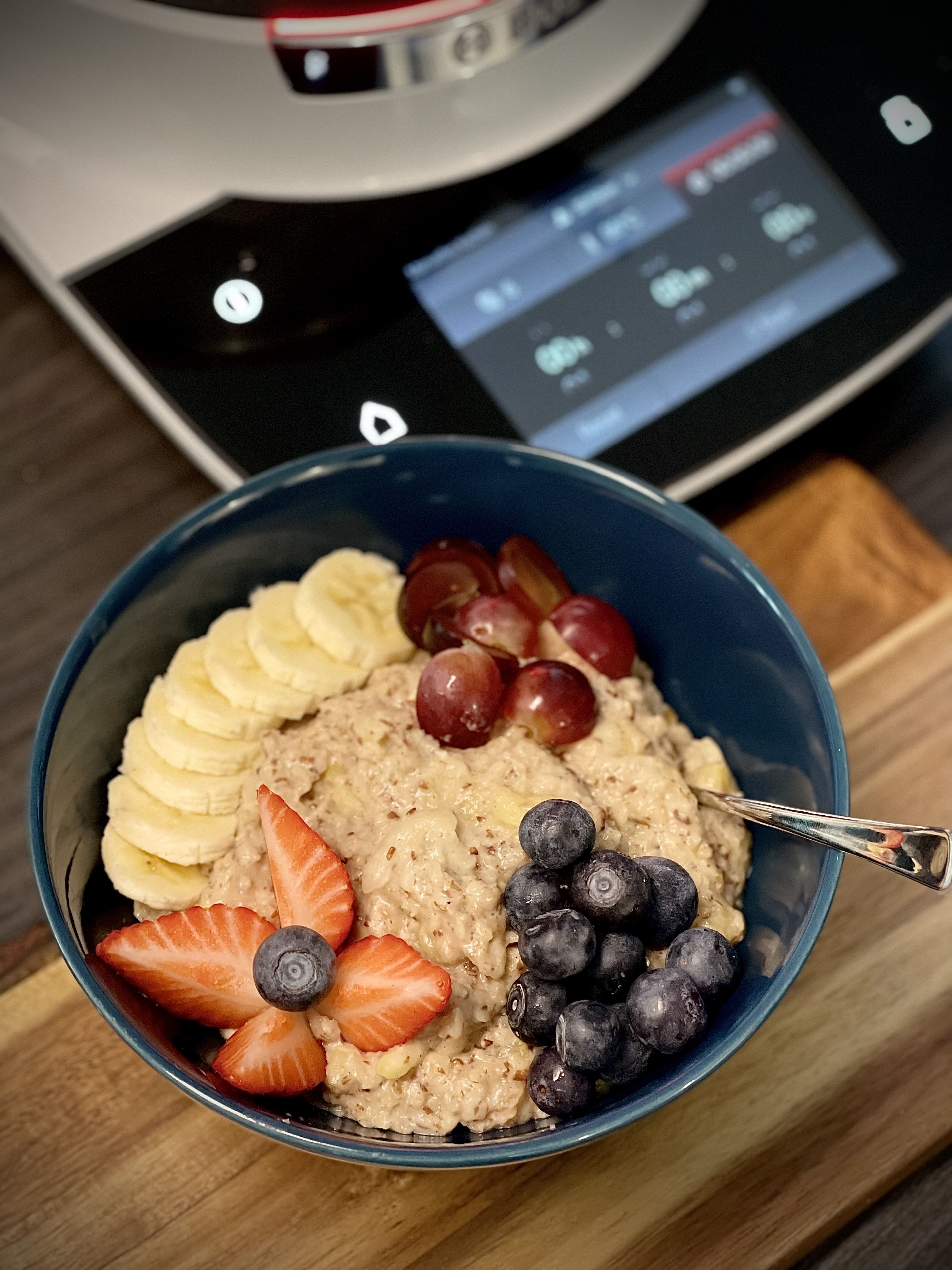 Zum Schluss nochmal verrühren (3D-Rührer | Stufe 6 | 20 Sek.). Porridge in Schalen füllen, mit weiterem Obst und Toppings nach Belieben garnieren und warm genießen.