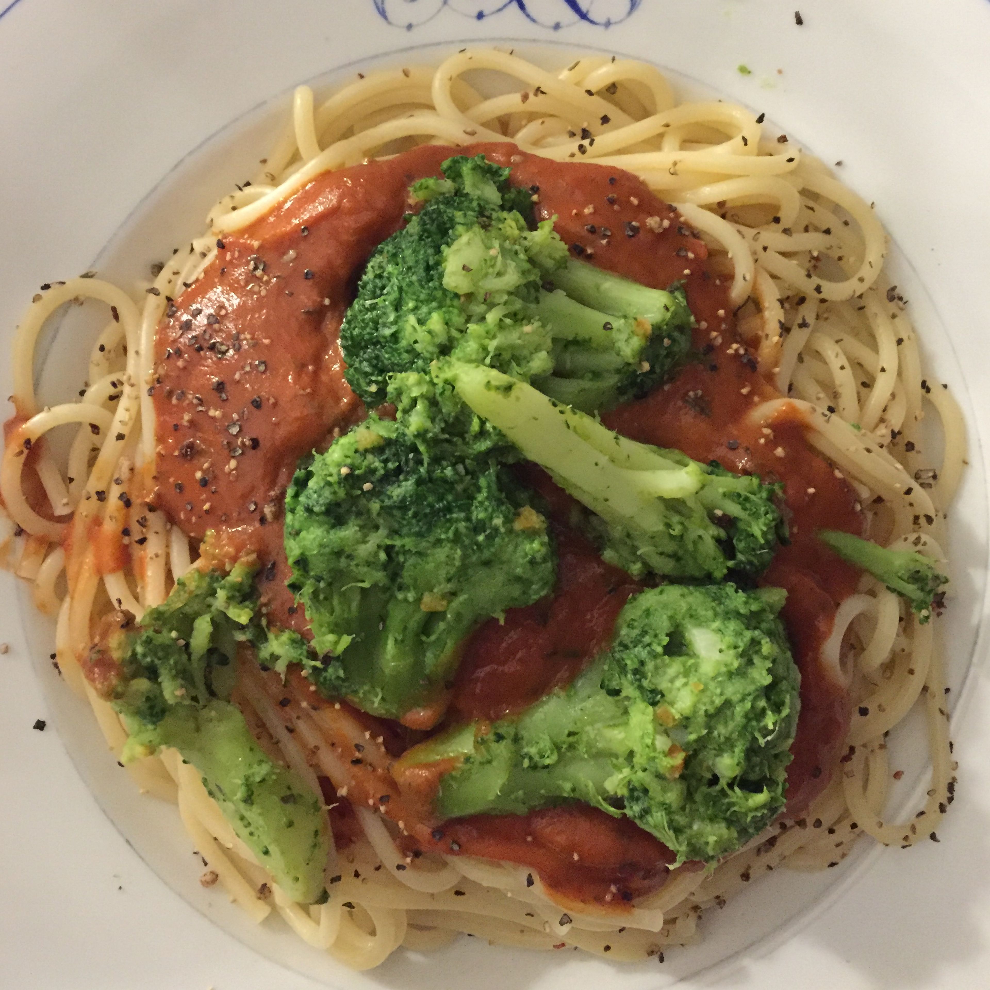 Spaghetti mit Tomatensoße und Brokkoli