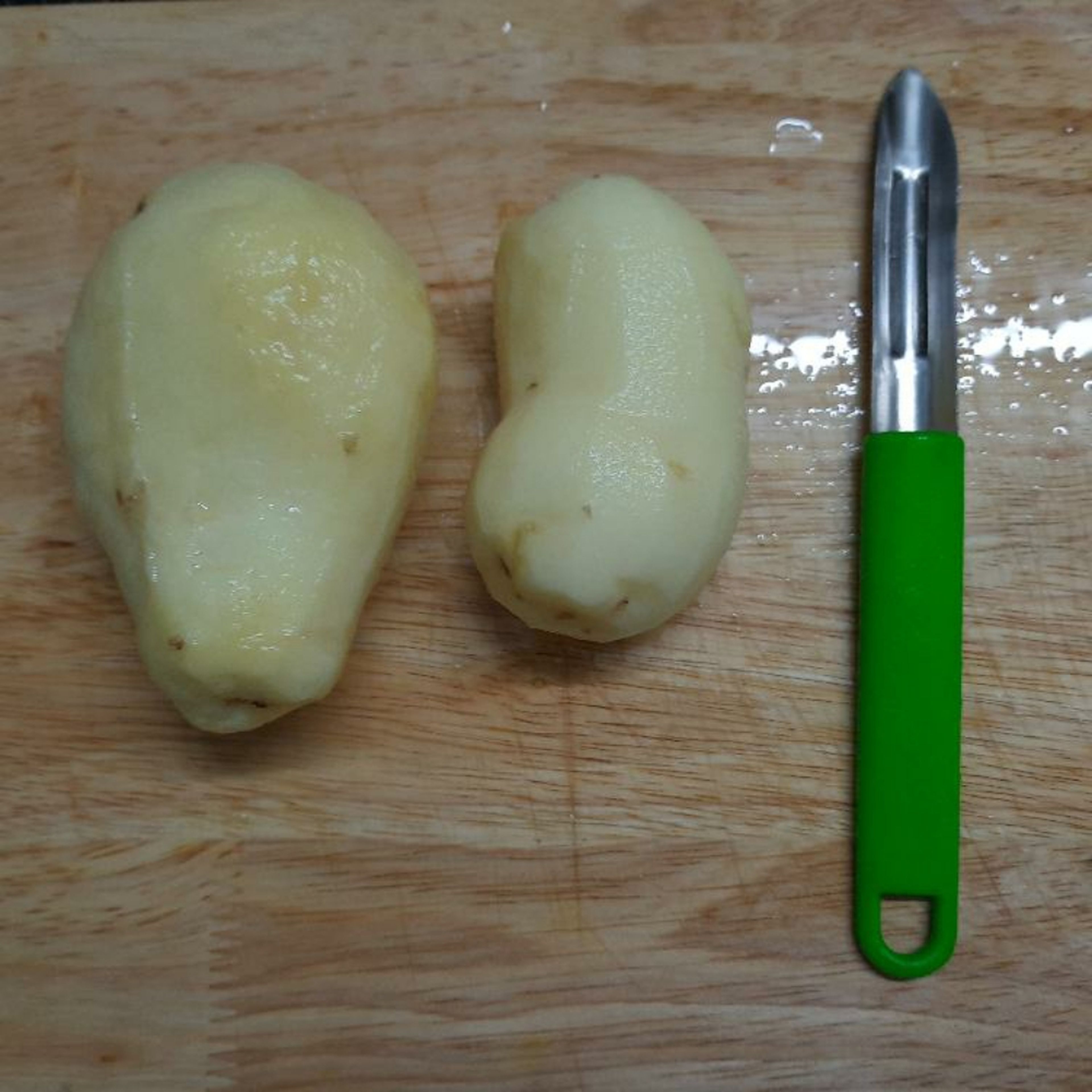 Peel the outer layer of potatoes and wash them again.