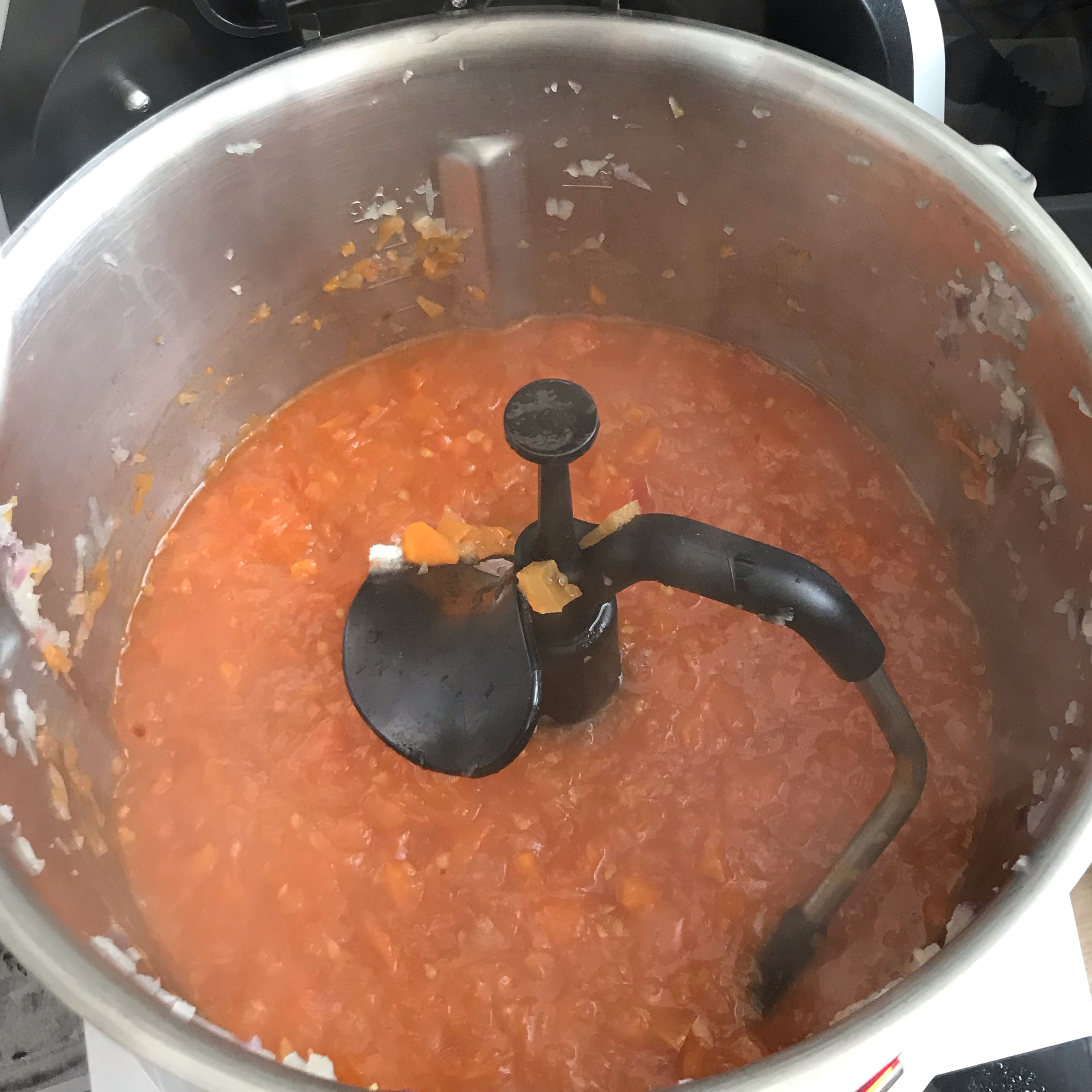 800 ml kochendes Wasser hinzugeben und weiter köcheln lassen (3D-Rührer | Stufe 1| 98°C | 5 Min.). . Zum Schluss die Milch eingießen und kurz aufkochen lassen.