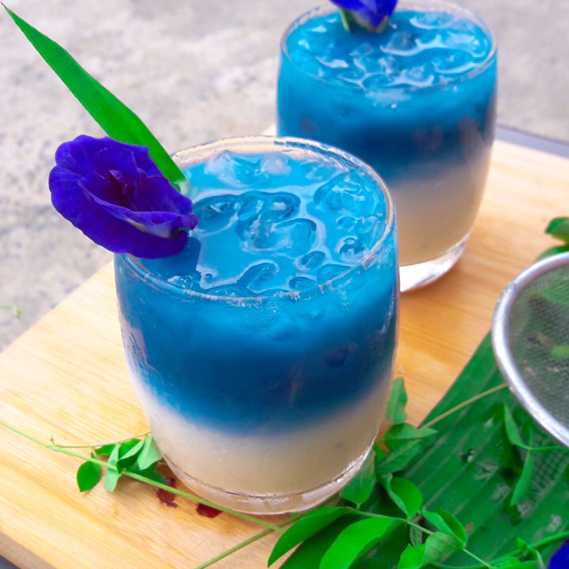 Eismilch mit Schmetterlingserbsenblüten