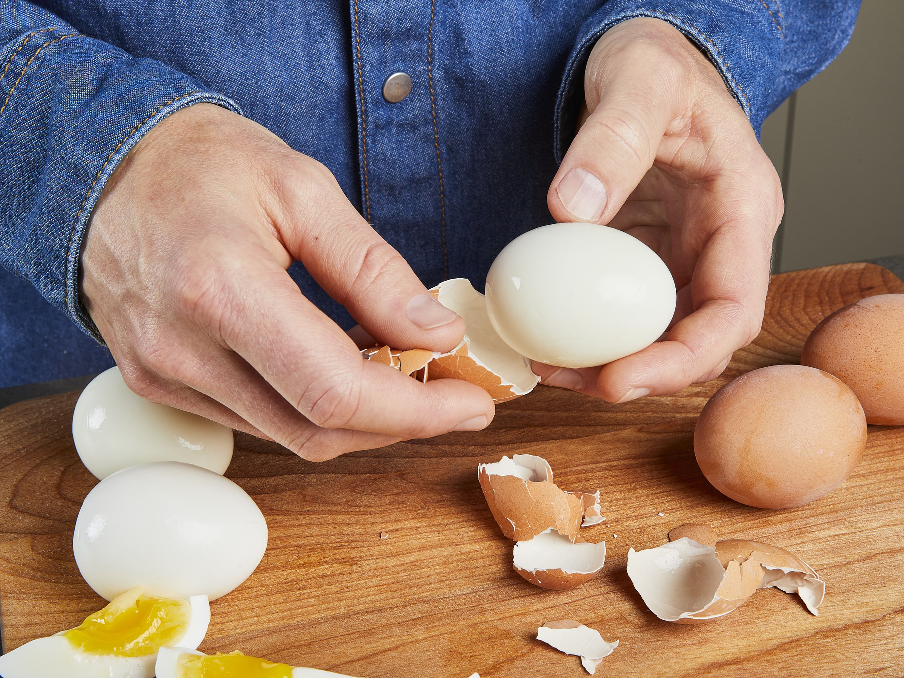 Eier anstechen und in kochendem Wasser 7 Min. kochen, dann in kaltem Wasser abschrecken, schälen und beiseitestellen.