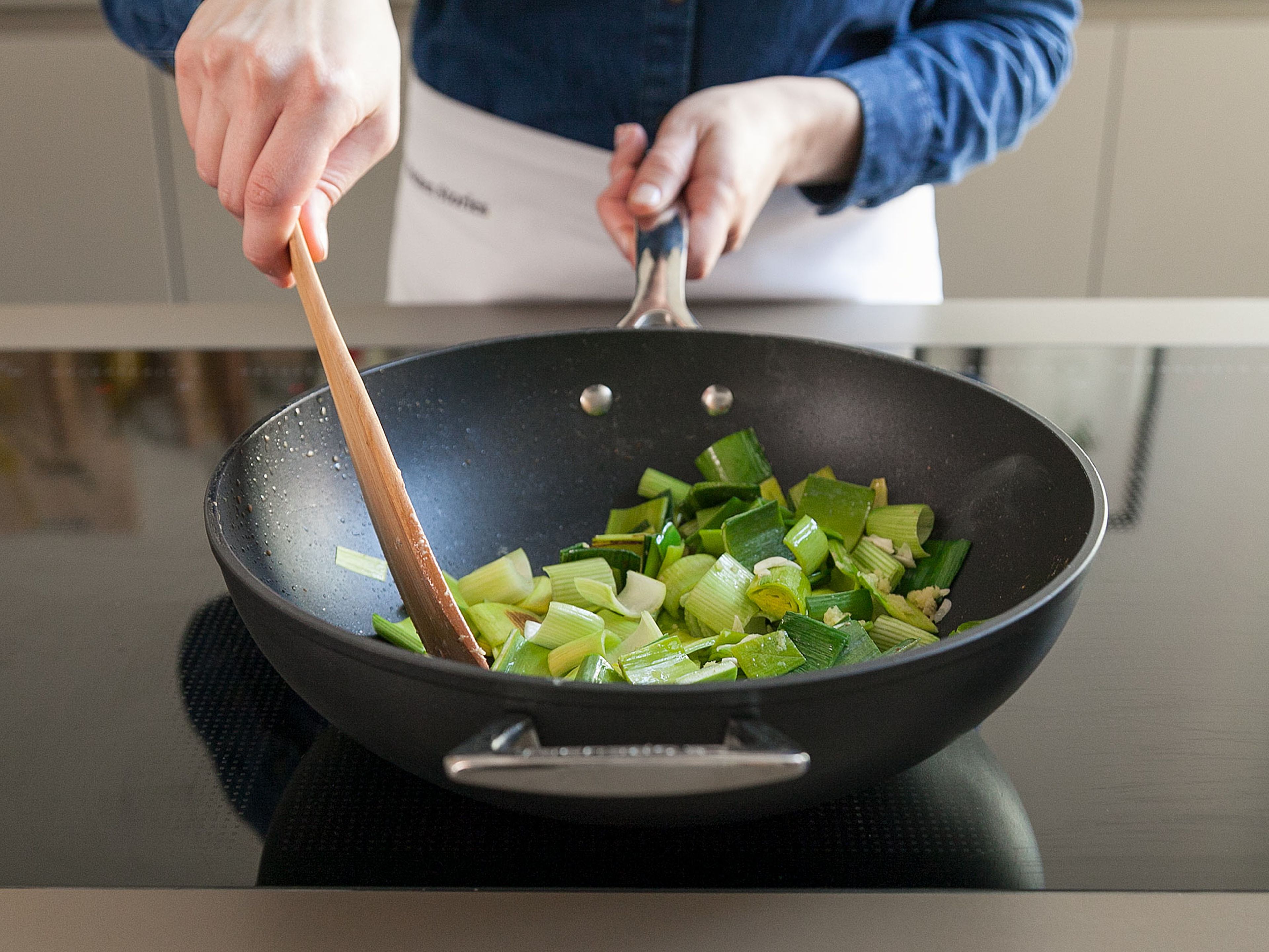 Heat remaining oil in same wok and swirl to coat. Add sliced leeks and stir-fry for approx. 3 min., or until almost tender. Add minced garlic and ginger and fry for approx. 30 sec., or until fragrant. Add pork back to wok.