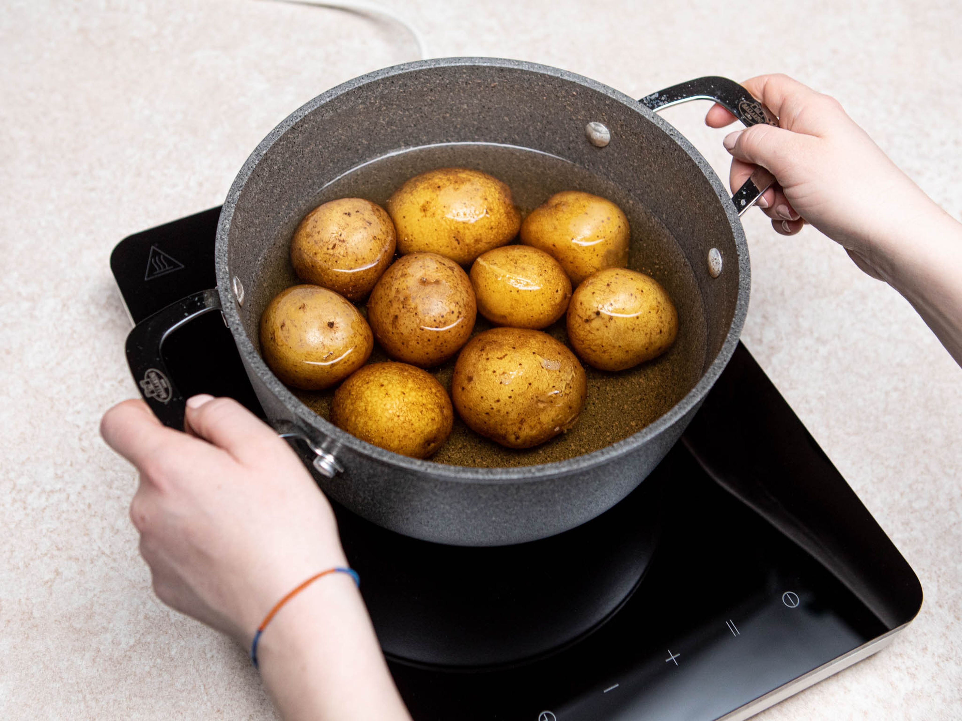 Kartoffeln in Salzwasser weich kochen. Kartoffeln abgießen und abkühlen lassen.