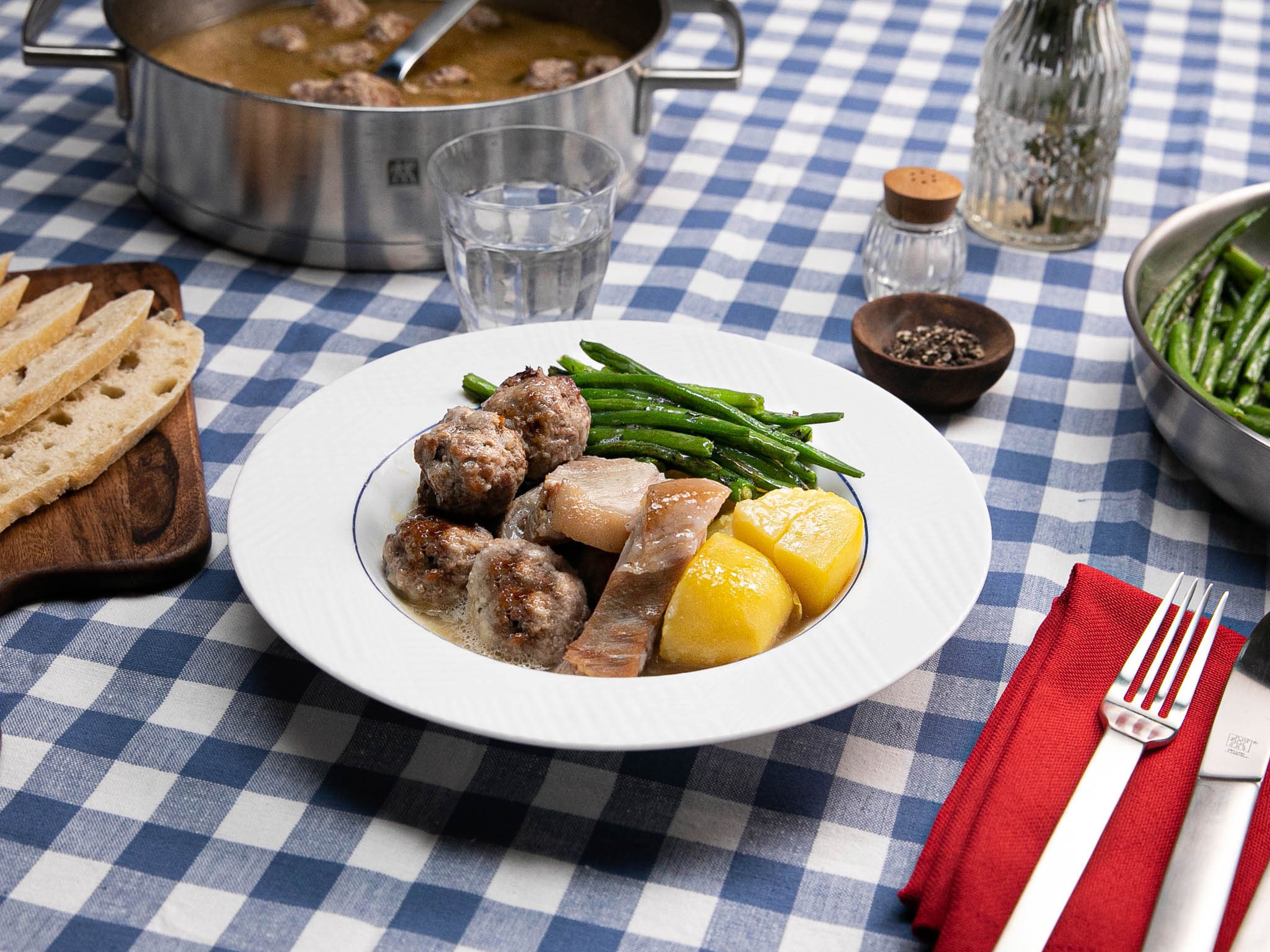 Ragoût de Boulettes (Französisch-kanadische Fleischbällchen in Brühe)