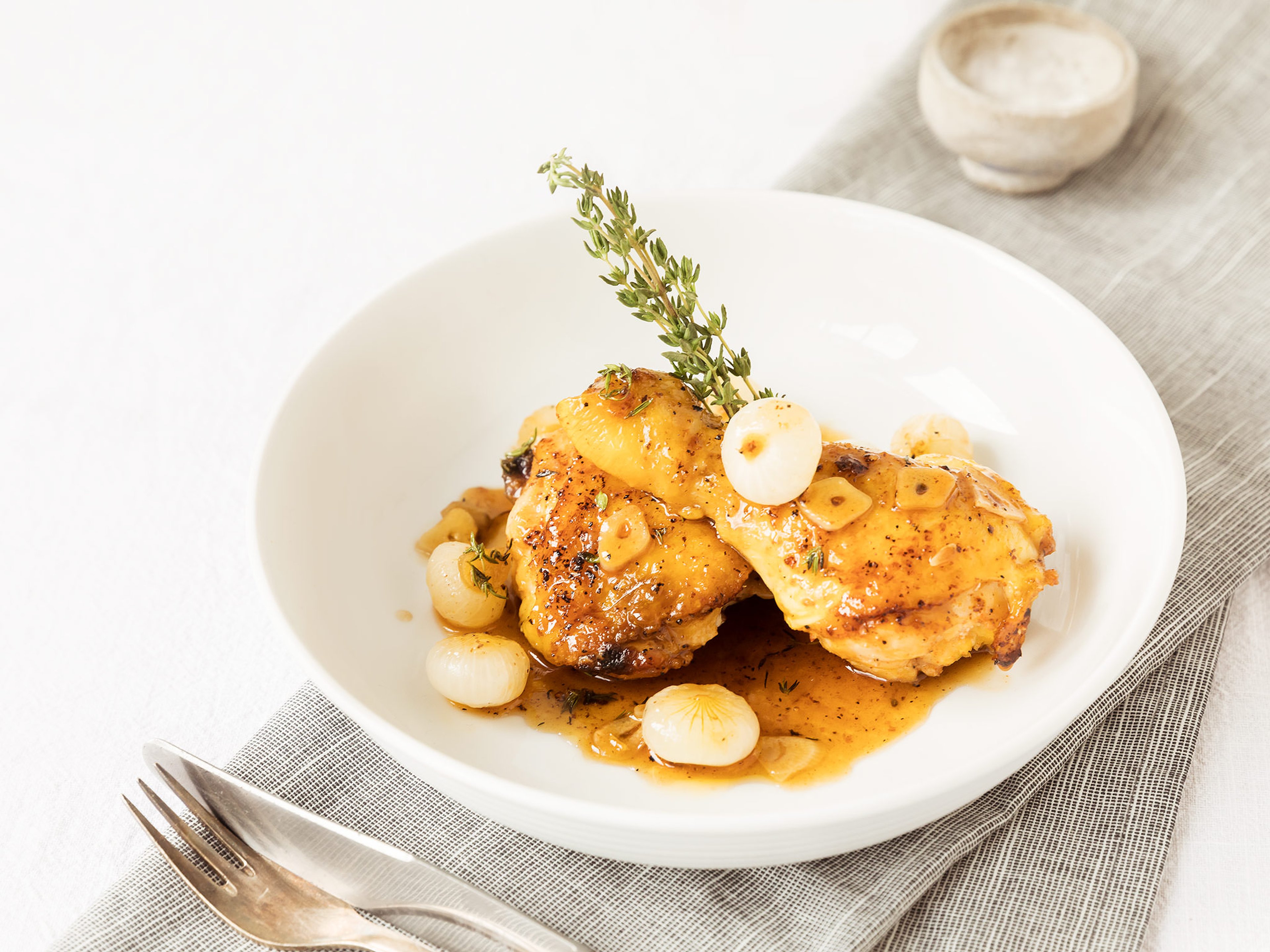 Honig-Hähnchen mit Perlzwiebeln und Thymian