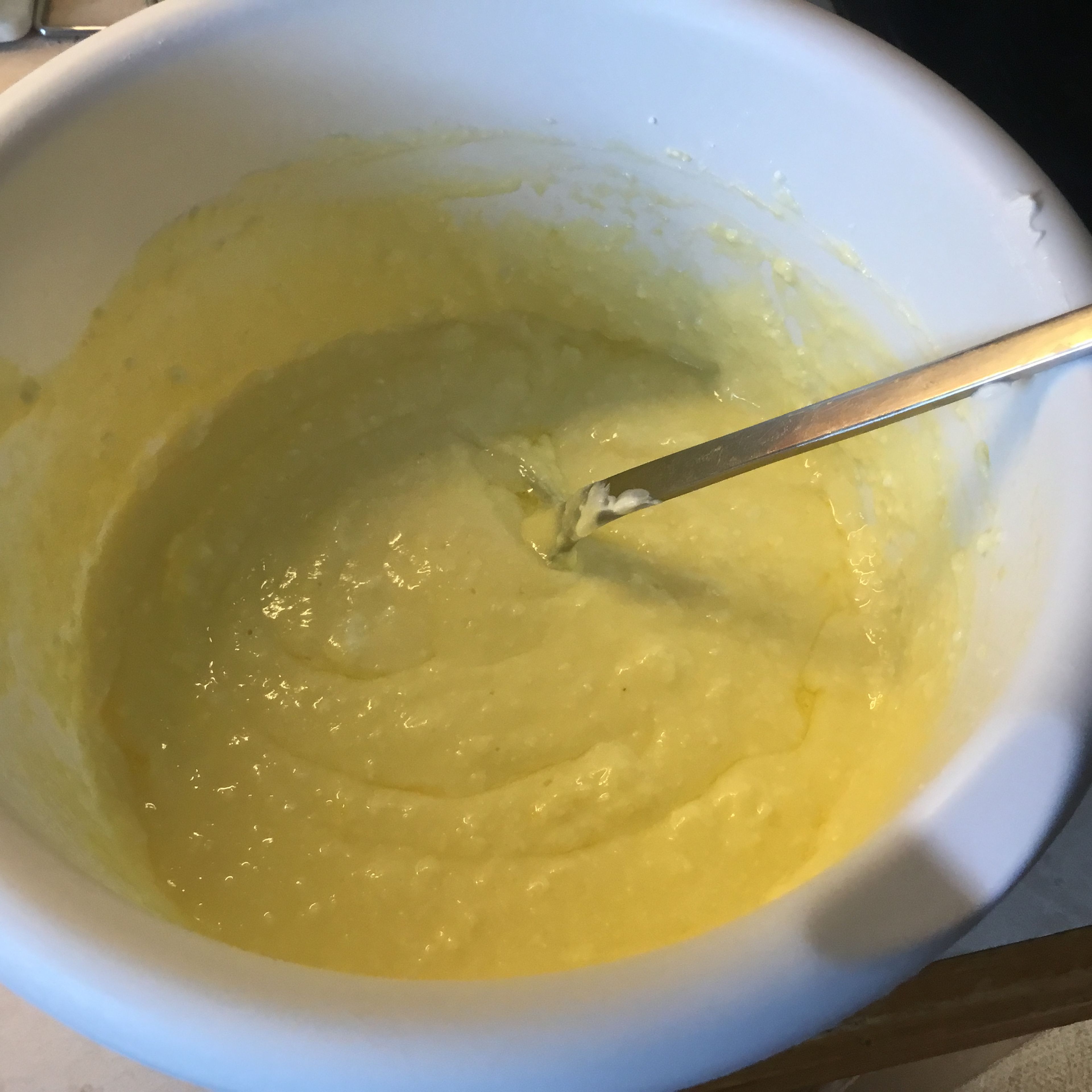 Den Quark abtropfen lassen, 25 g Butter, Eier und Vanillezucker cremig rühren und den Quark und die geriebenen Zitronenschalen einrühren.