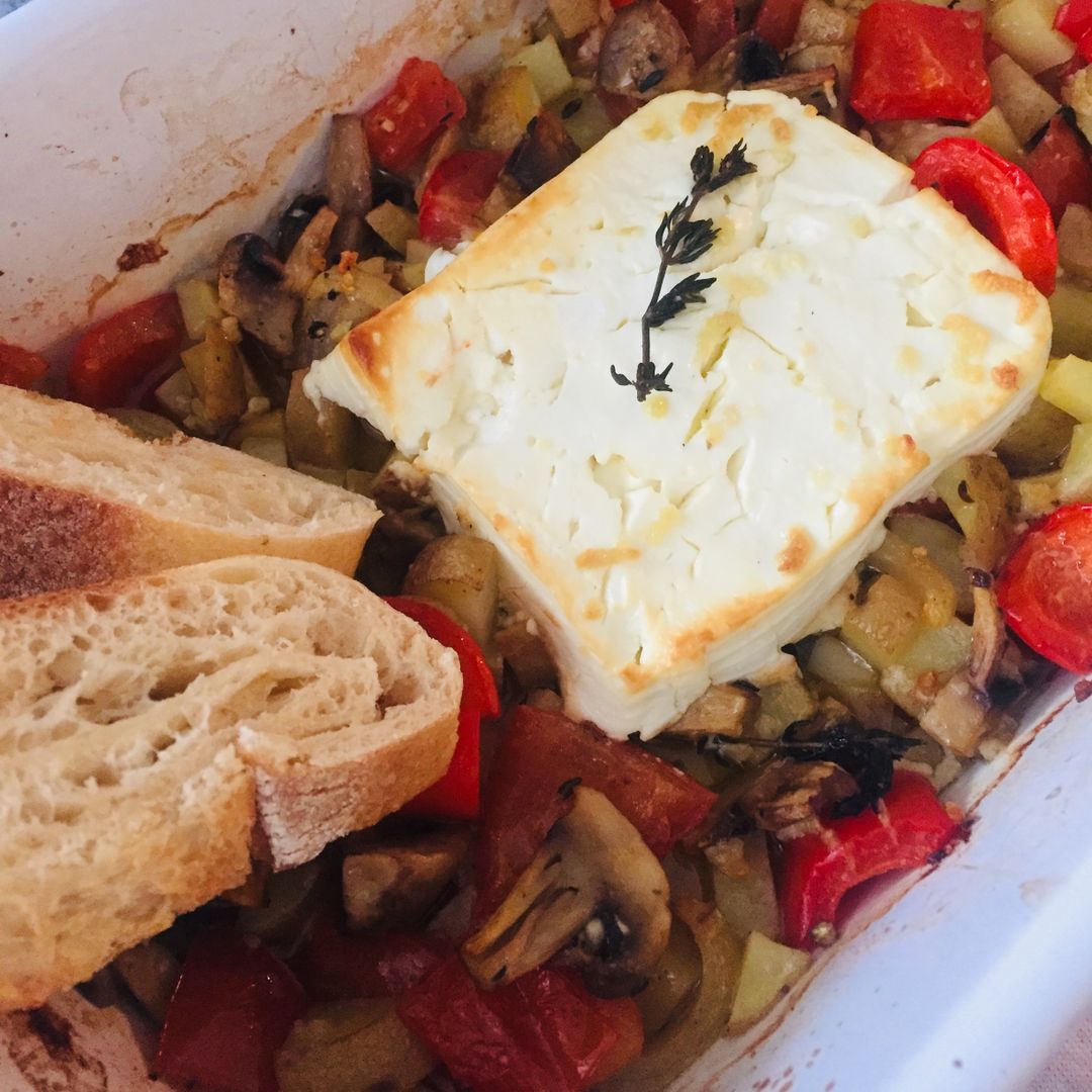 Gebackener Feta auf Ofengemüse
