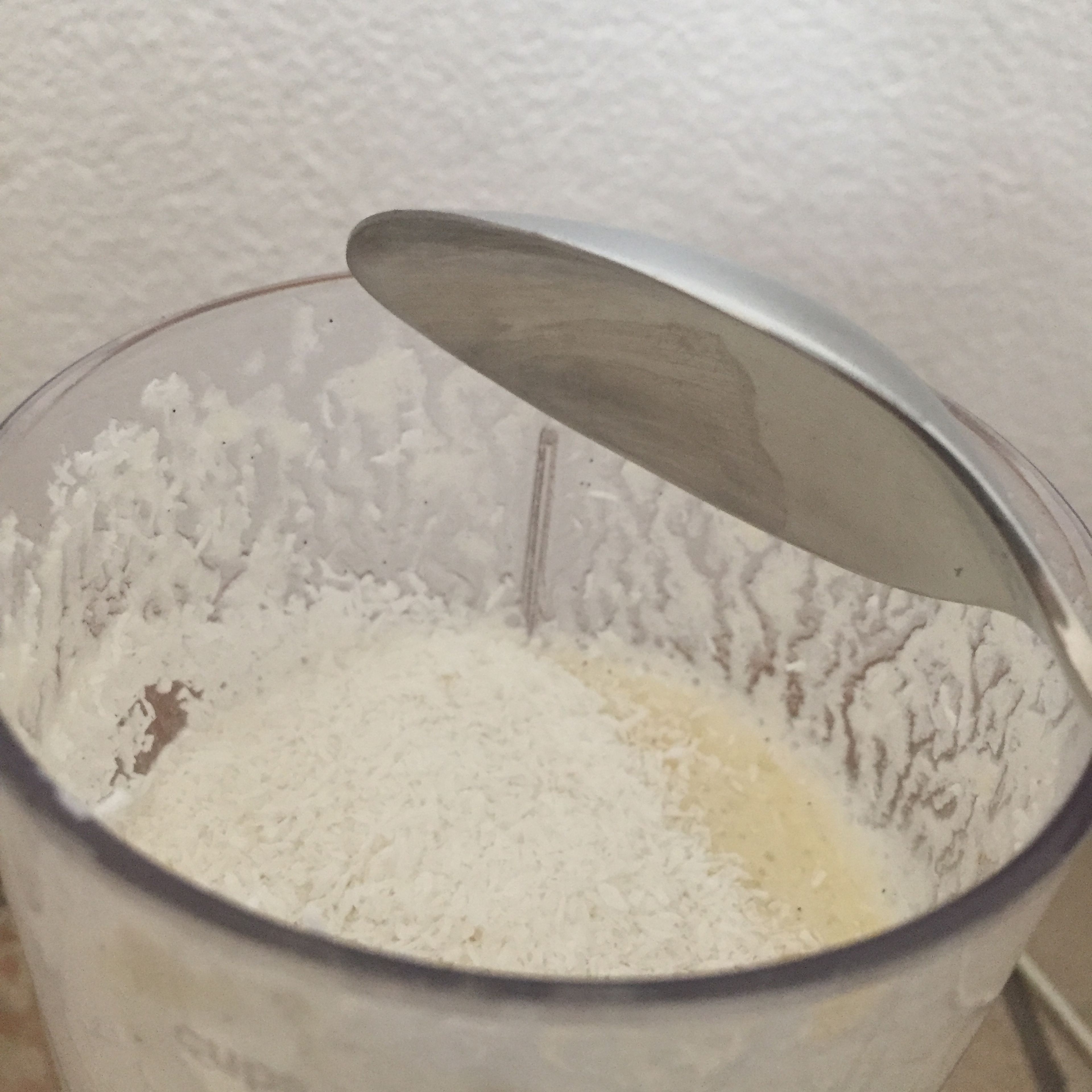 Füge die Kokosraspeln hinzu und mixe dies nochmal 20 Sekunden lang. Danach ist dein Smoothie fertig zum servieren!