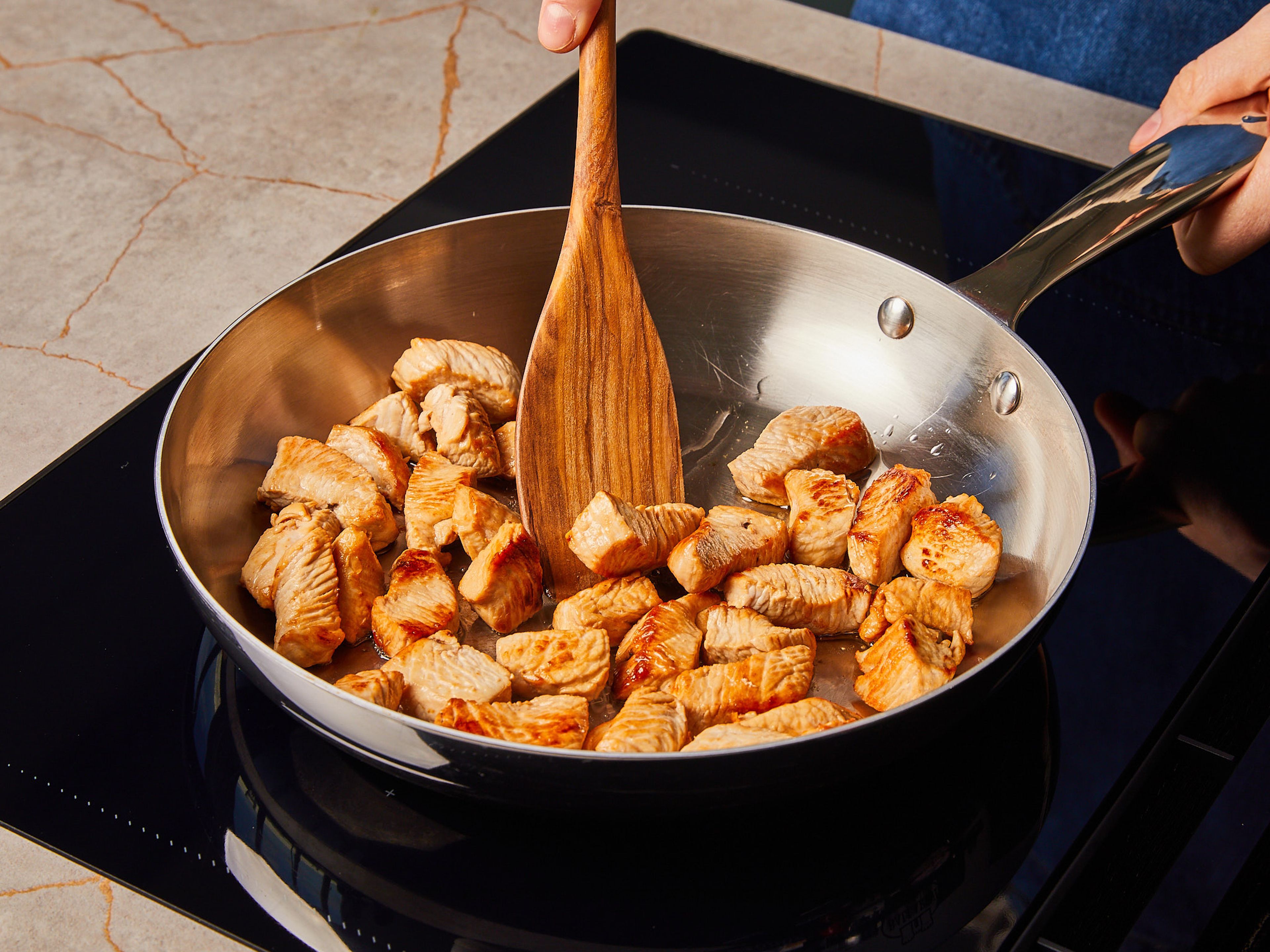Heat vegetable oil in a large pan and add turkey. Let cook until golden brown, approx. 2 - 3 min. Remove turkey from pan, season with salt and pepper, and set aside.