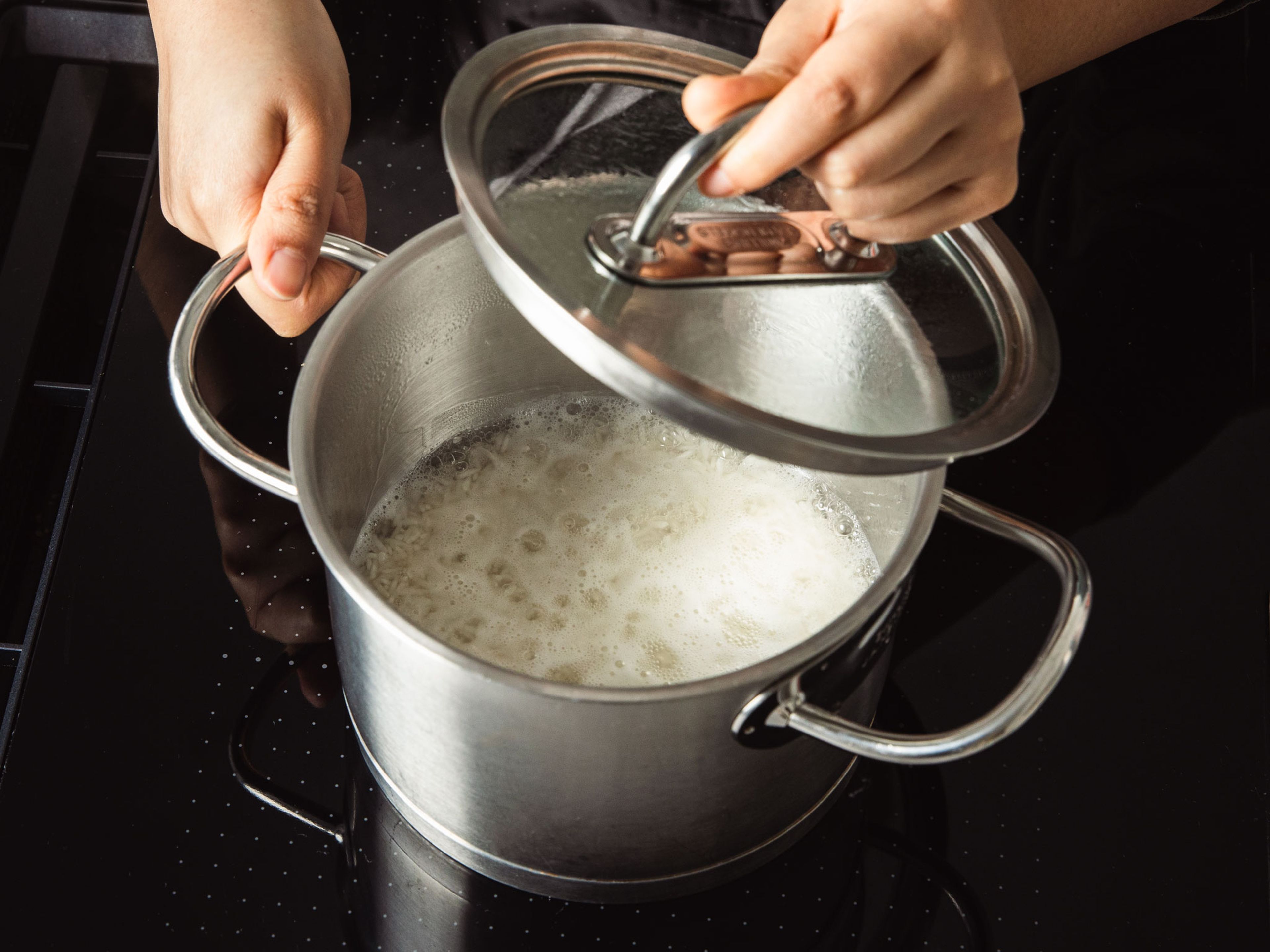 Rinse jasmine rice under running water until the water runs clear, then drain using a sieve. Add to a pot with 225 ml water, bring to a boil and then let simmer over medium-low heat for approx. 12 min. with a lid on. Then turn off the heat and let it sit on the stove.