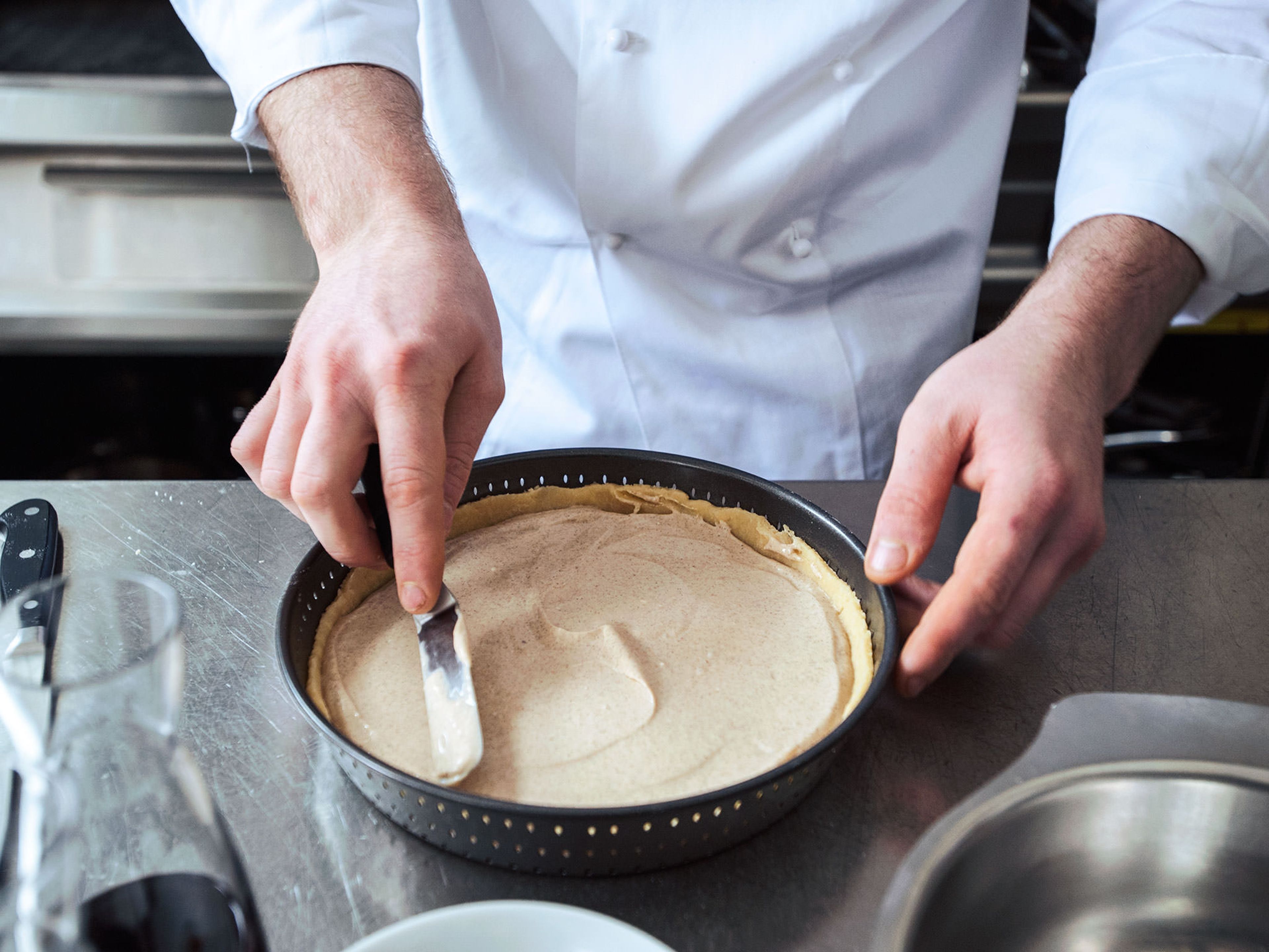 Spread sour cream filling evenly over the crust. Transfer pan to oven and bake at 180°C/350°F for approx. 20 – 30 min.