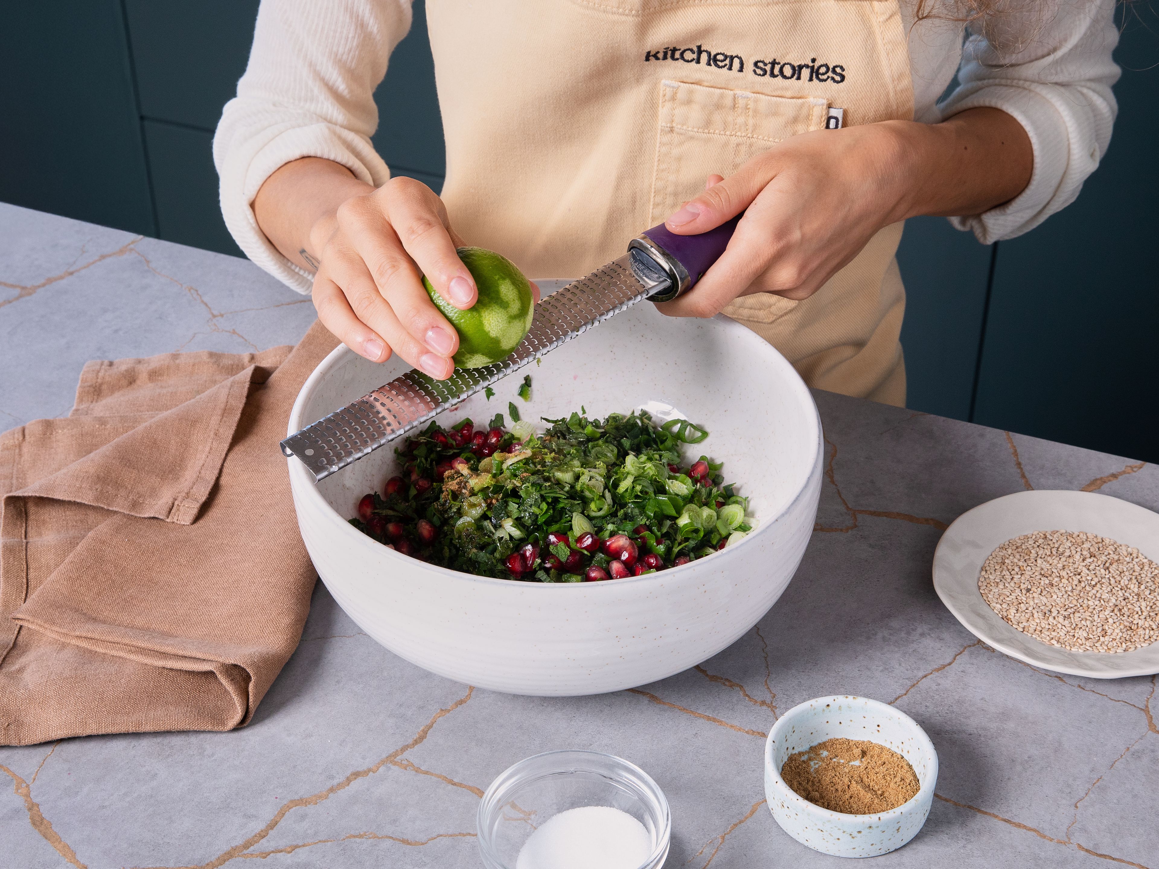 Die gehackten Zutaten in eine großen Schüssel geben. Mit Kreuzkümmel und Zucker würzen. Olivenöl sowie Saft und Schale der Limette dazugeben. Alles vermengen und mindestens 30 Min. ziehen lassen.