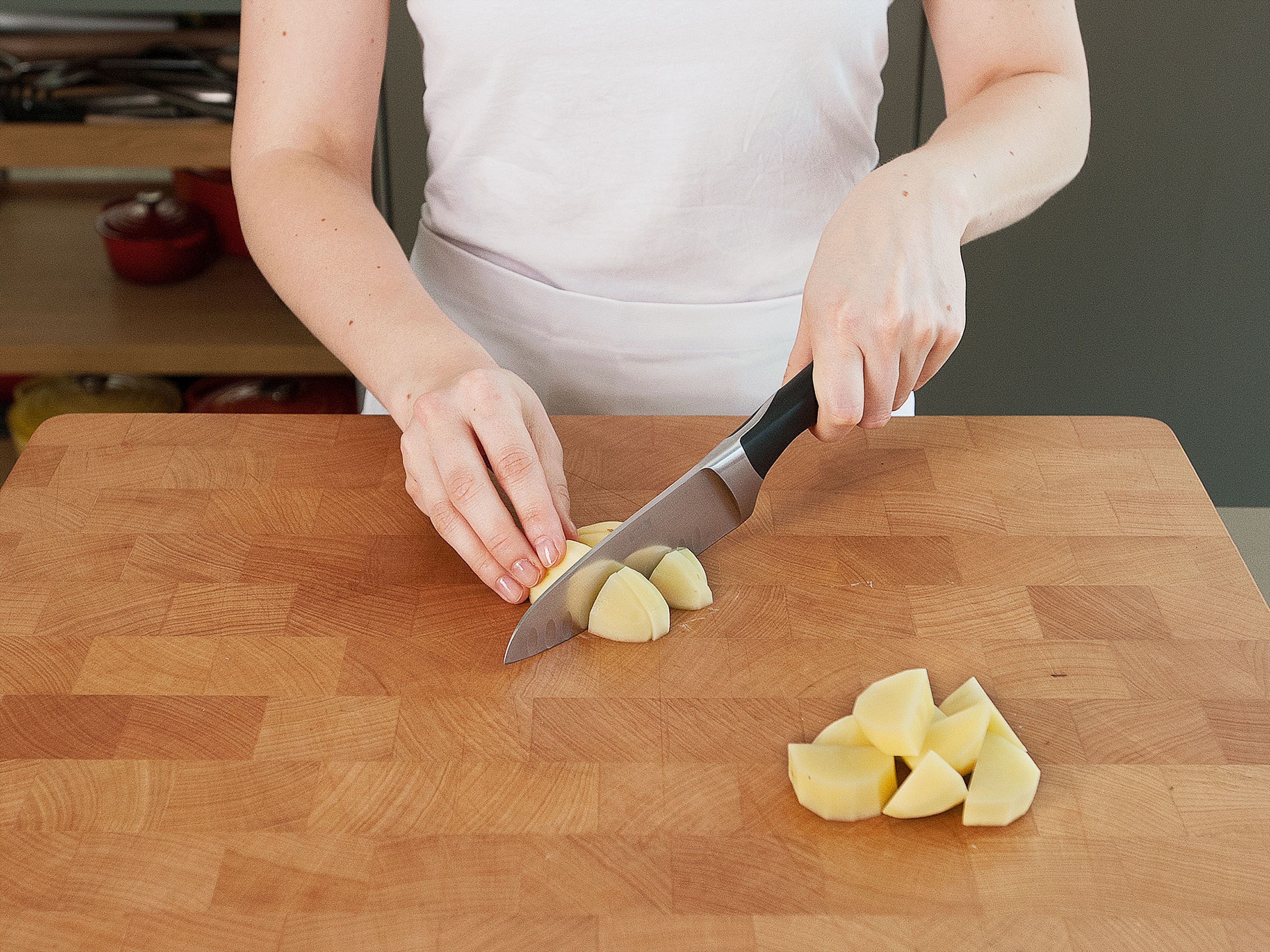 Meanwhile, peel potatoes and cut into large pieces. In a large saucepan, bring potatoes to a boil in salted water and cook for approx. 15 – 20 min. Drain and set aside.