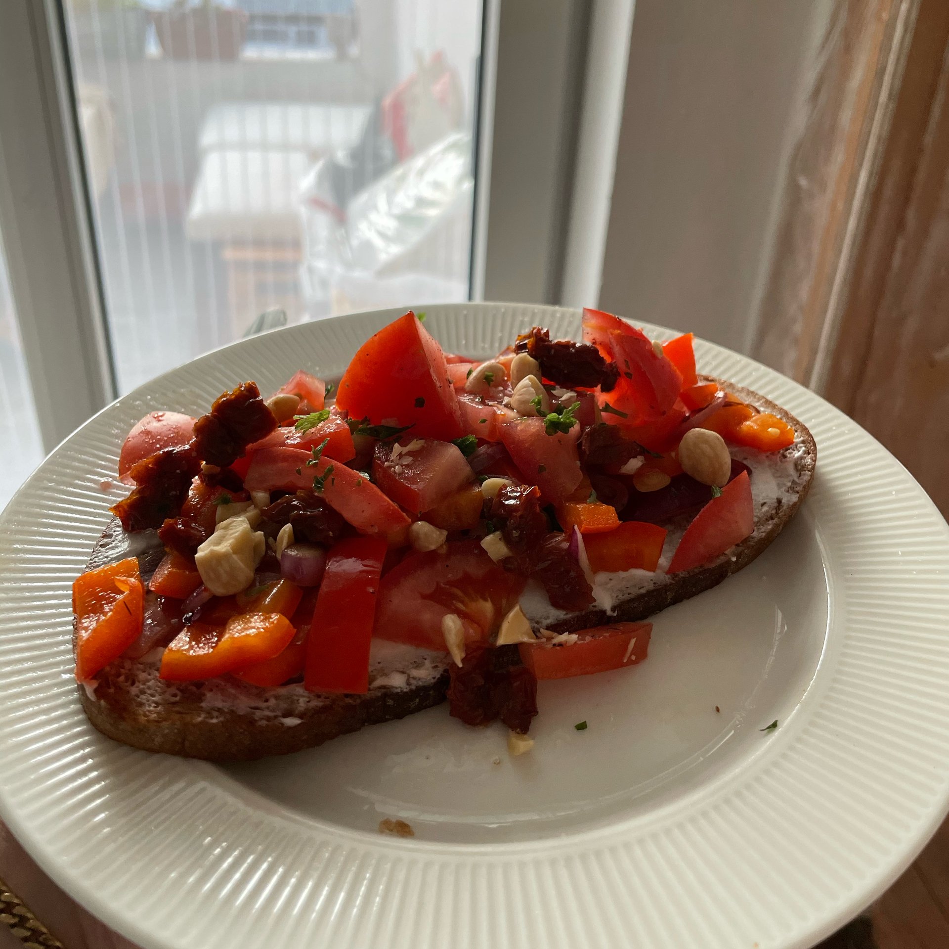 Sauerteigbrot mit Ricotta und gedünsteter Paprika | Rezept | Kitchen ...