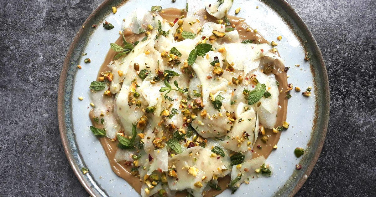 Kohlrabisalat mit Pistazien, Minze und Tahini | Rezept | Kitchen Stories