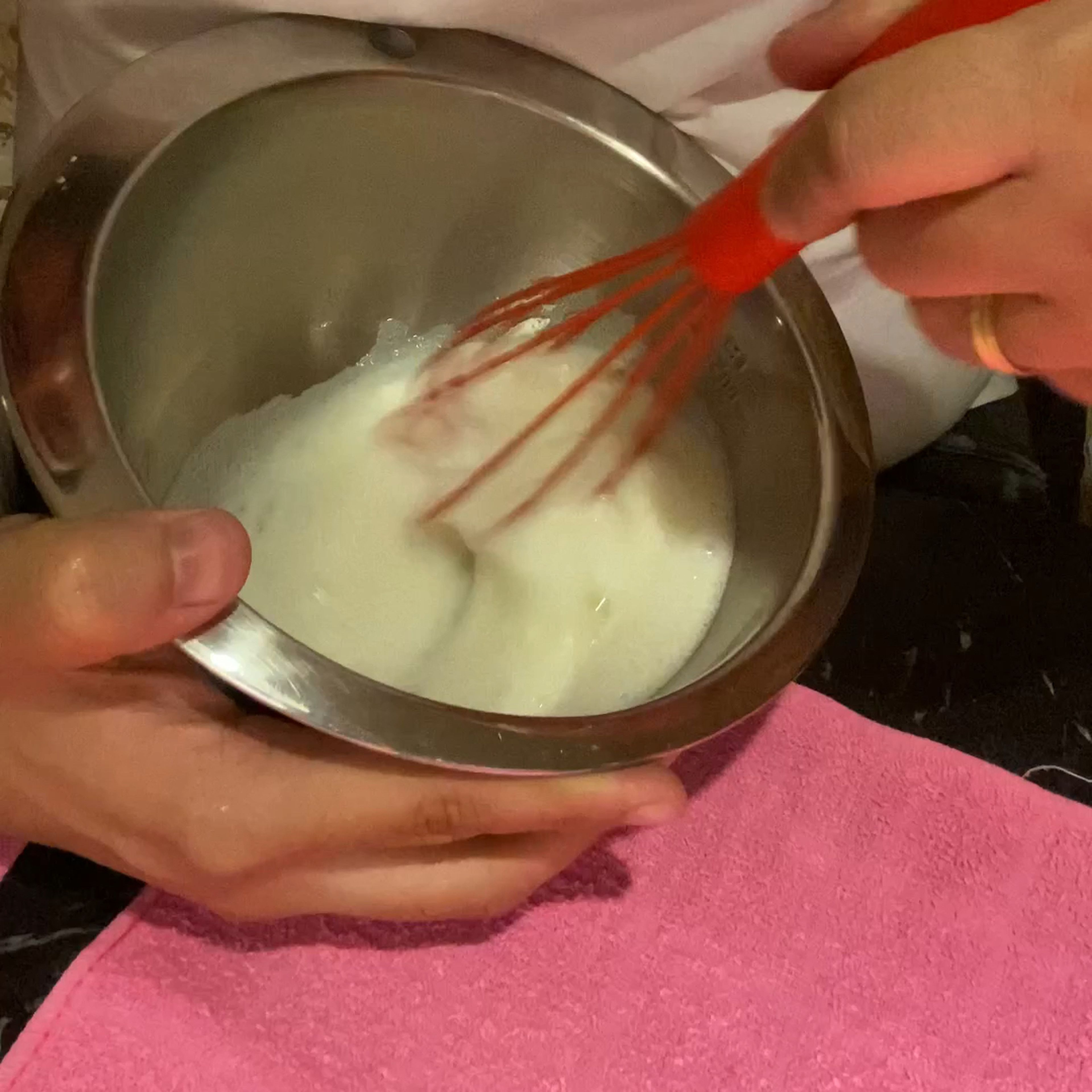 Do you remember our egg whites? Now it's time to shake it with your wrists (without adding anything). Tip: we don't want make a chantilly here; we want a very consistent foam, like the one I showed in that video.