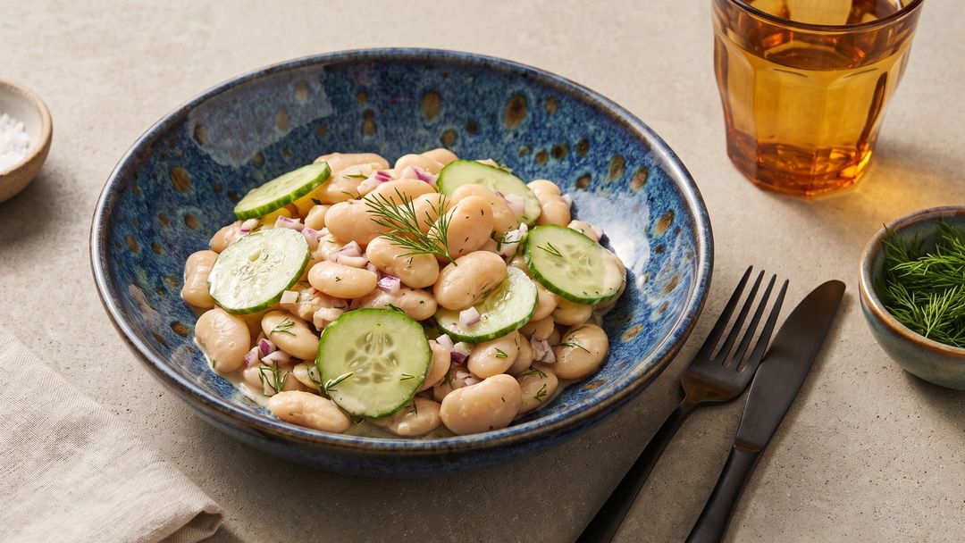 Leckerer Weiße-Bohnen-Gurken-Salat mit Dill und cremigem Tahini-Dressing