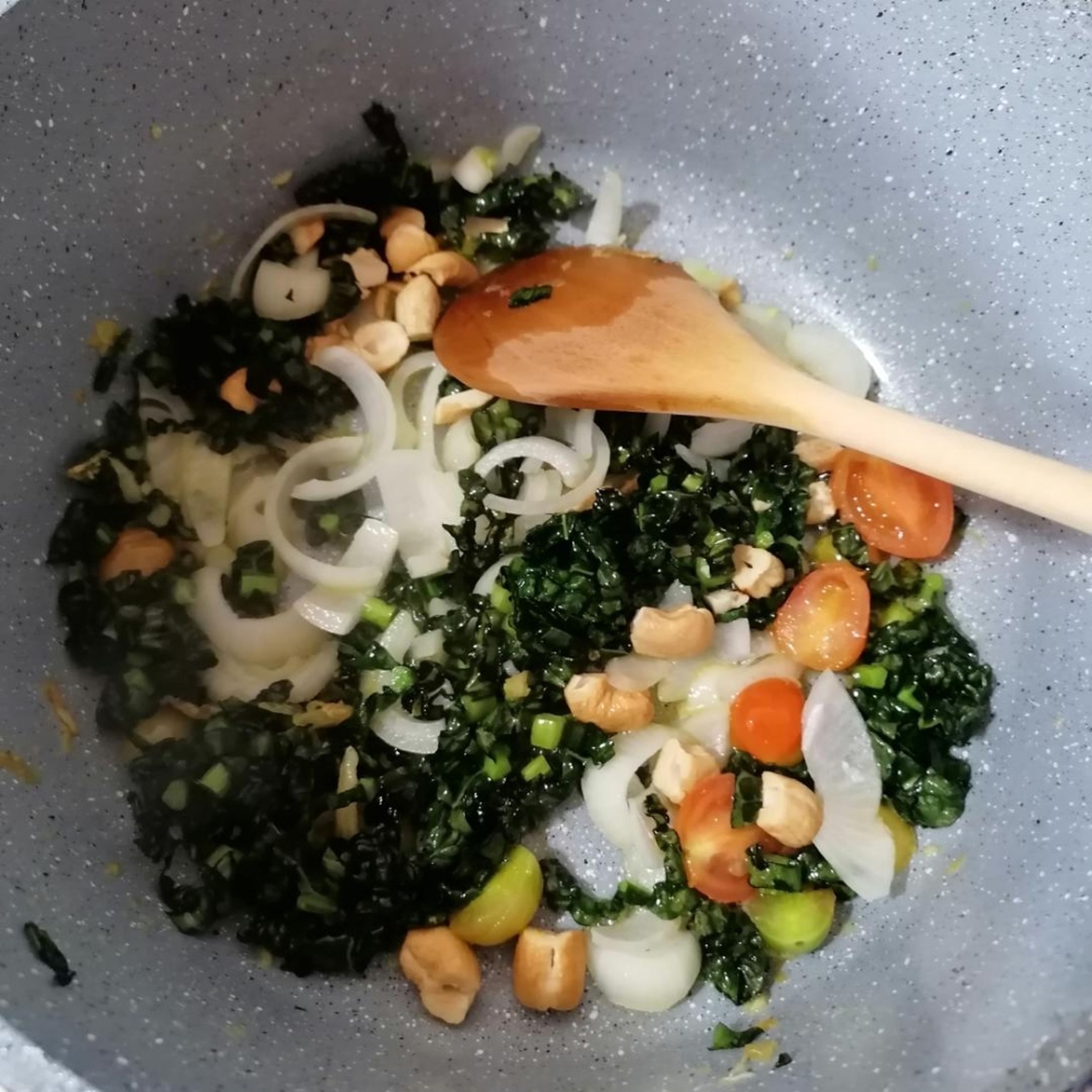 Add the kale, tomatoes and cashew nuts and cook for 7 minutes.