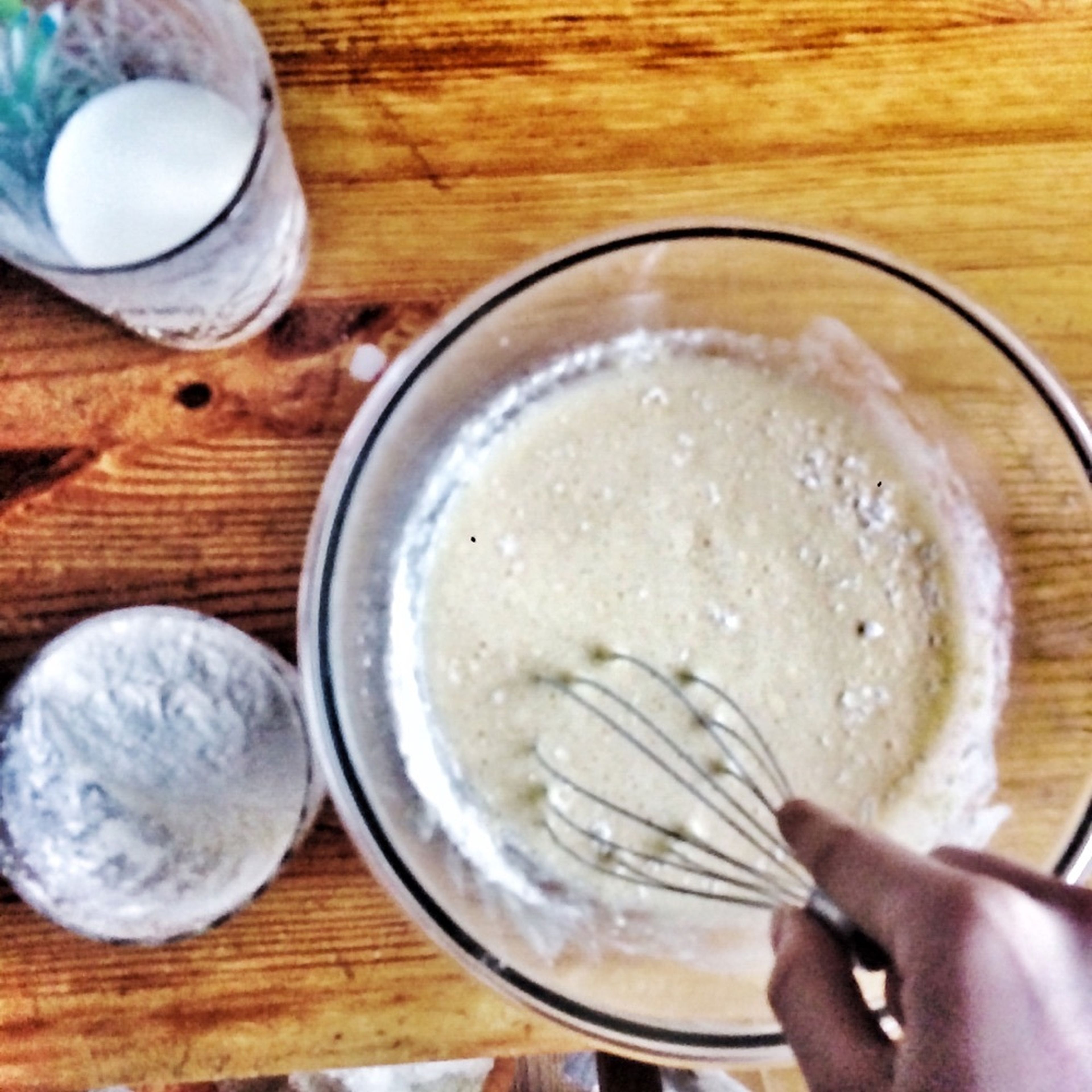 Add flour in 3 – 4 steps, mix slowly (batter should be homogeneous) and add remaining milk.
