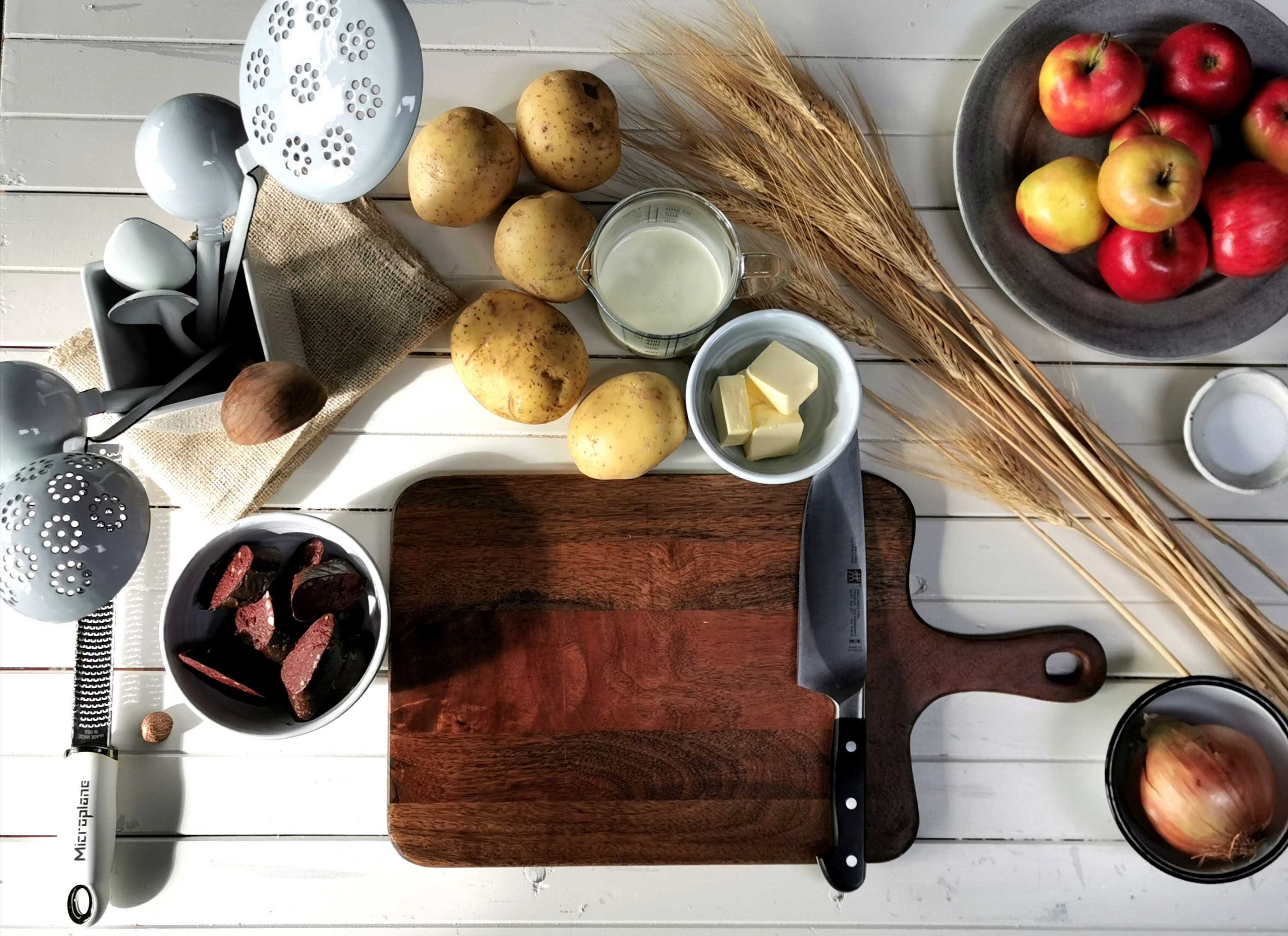 Kartoffeln waschen und mit Schale in kochendem Salzwasser ca. 20 - 25 Min. weich garen. Äpfel schälen, das Kerngehäuse entfernen und klein würfeln.