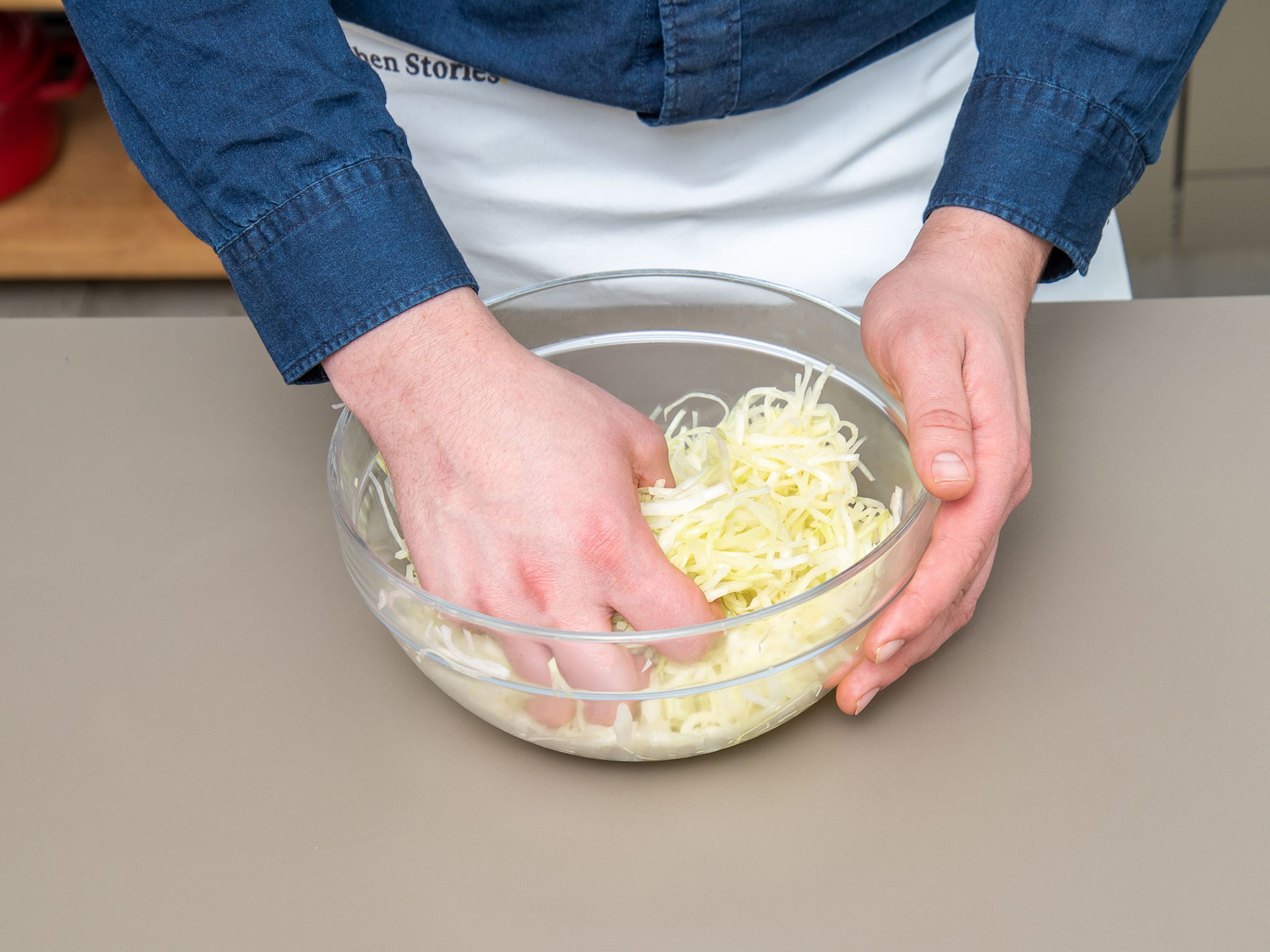 Den Weißkohl mit Salz und Zucker würzen und mit den Händen für ca. 5 - 10 Min. kneten, bis der Kohl weich wird. Mit Frischhaltefolie abdecken und über Nacht im Kühlschrank ruhen lassen, idealerweise für ca. 24 Std.