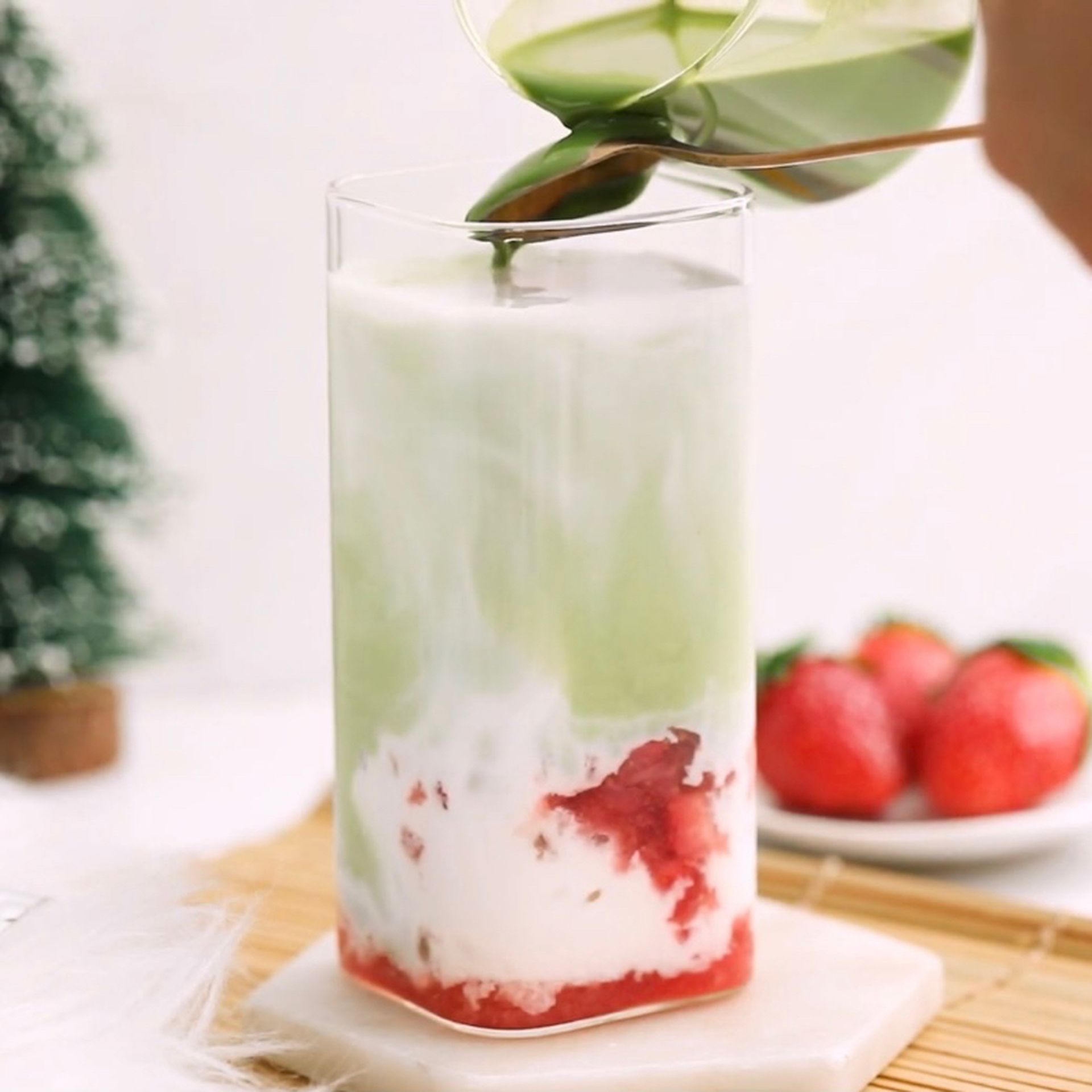 Matcha-Erdbeer-Latte