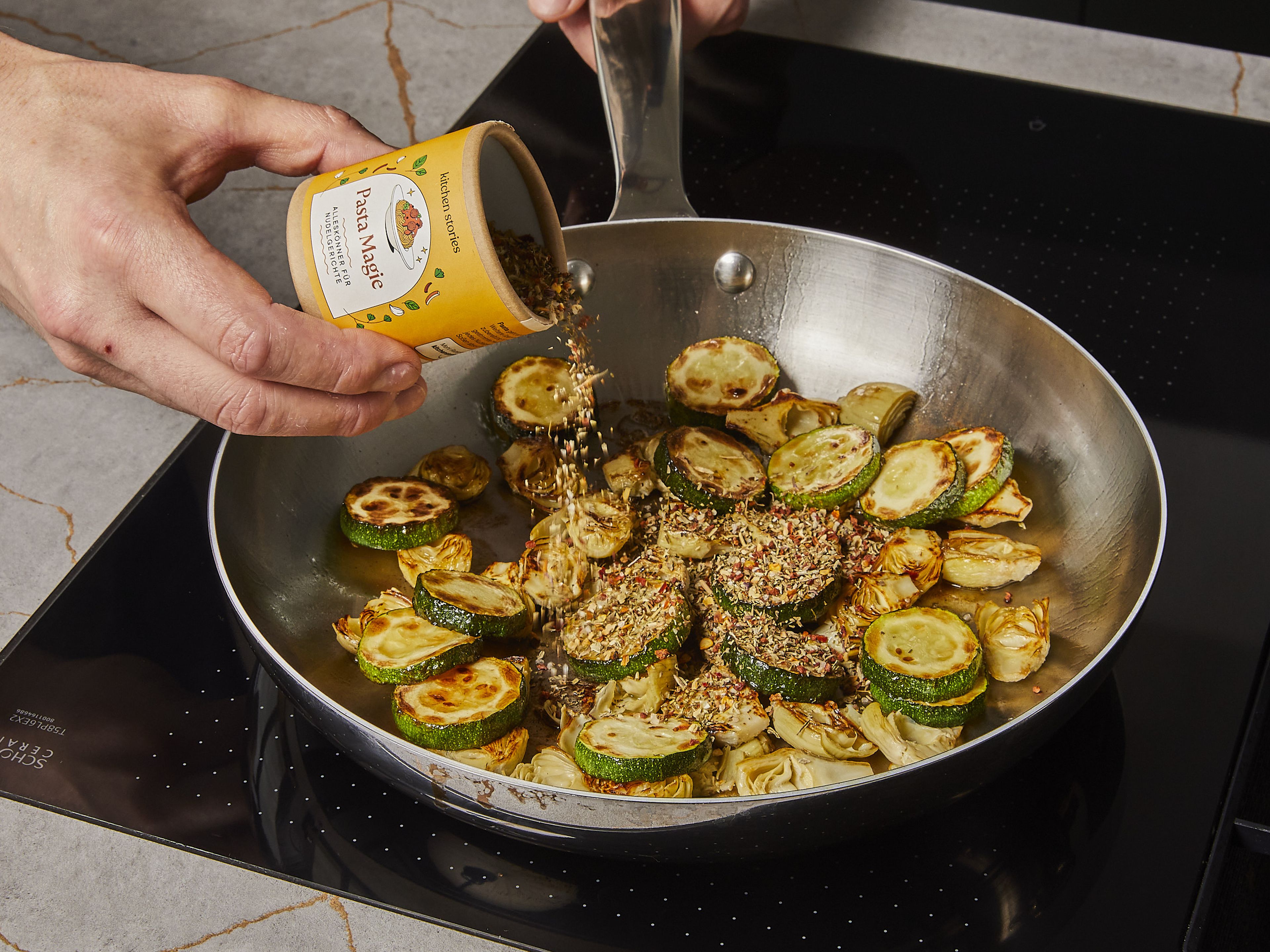 Lasagneblätter in mundgerechte Stücke brechen, in das kochende Wasser geben und in ca. 8–9 Min. bissfest kochen. Durch ein Sieb abgießen und mit etwas Olivenöl vermischen, damit sie nicht zusammenkleben, und abkühlen lassen. Währenddessen etwas Olivenöl in einer Pfanne erhitzen. Artischocken und Zucchini dazugeben und mit Salz und Pfeffer würzen. Zusammen ca. 4–6 Min. anbraten, bis das Gemüse anfängt zu bräunen, dann mit der PASTA MAGIE Gewürzmischung abschmecken und gut vermischen.