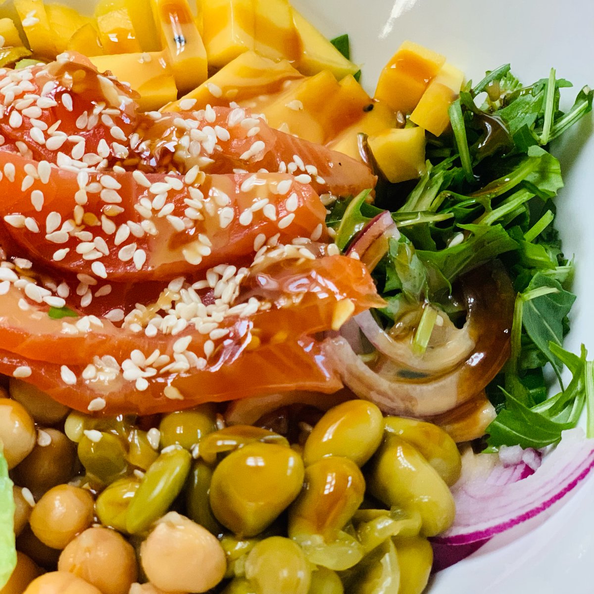 Lachs Sushi Buddha Bowl (Mango, Edamame, Kichererbsen) Rezept