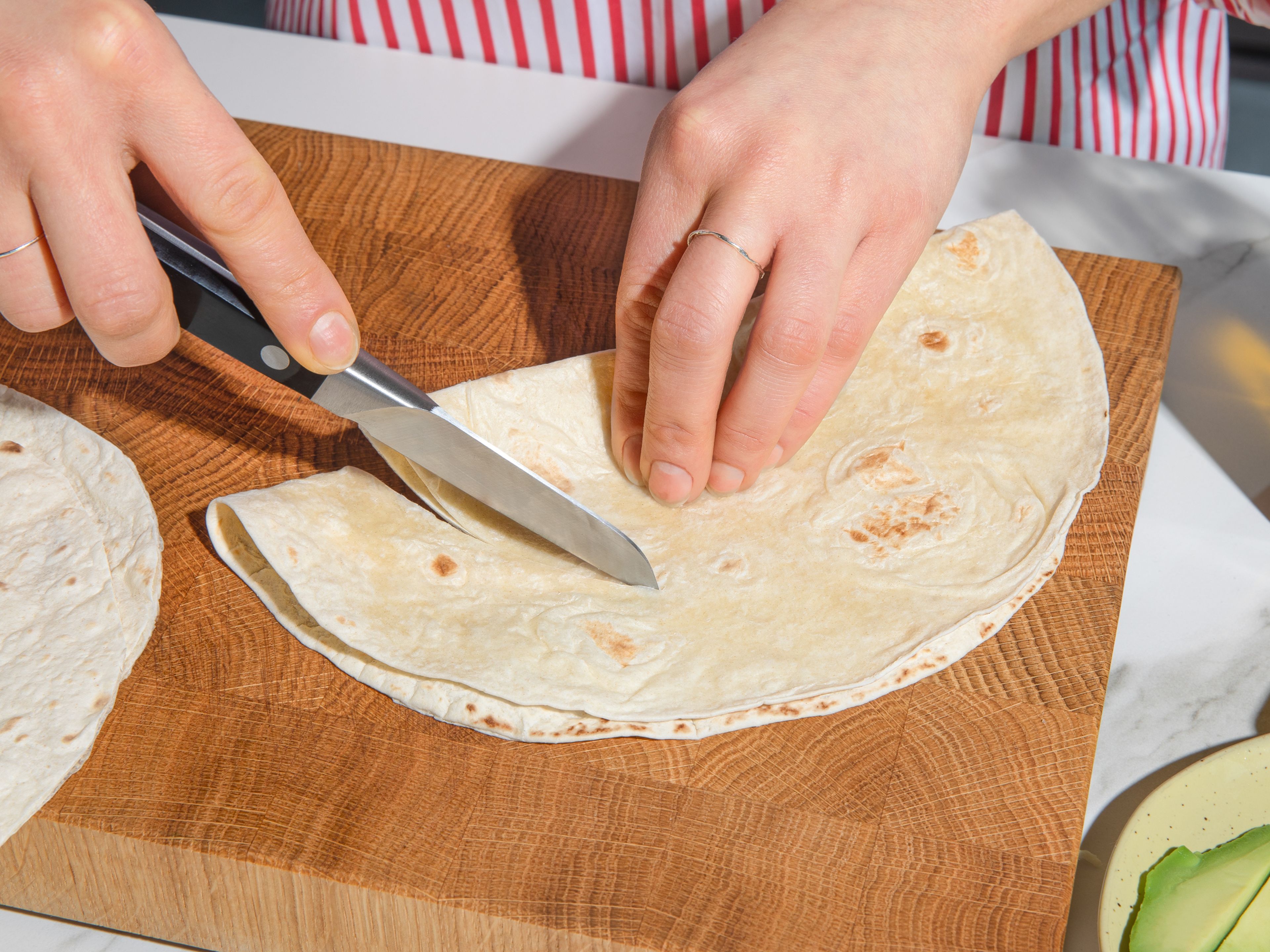 Die Crunchwraps bestehen je aus einer großen und einer kleinen Tortilla. Dafür aus der Hälfte der Tortillas einen, um etwa ein Drittel kleineren, Kreis schneiden.