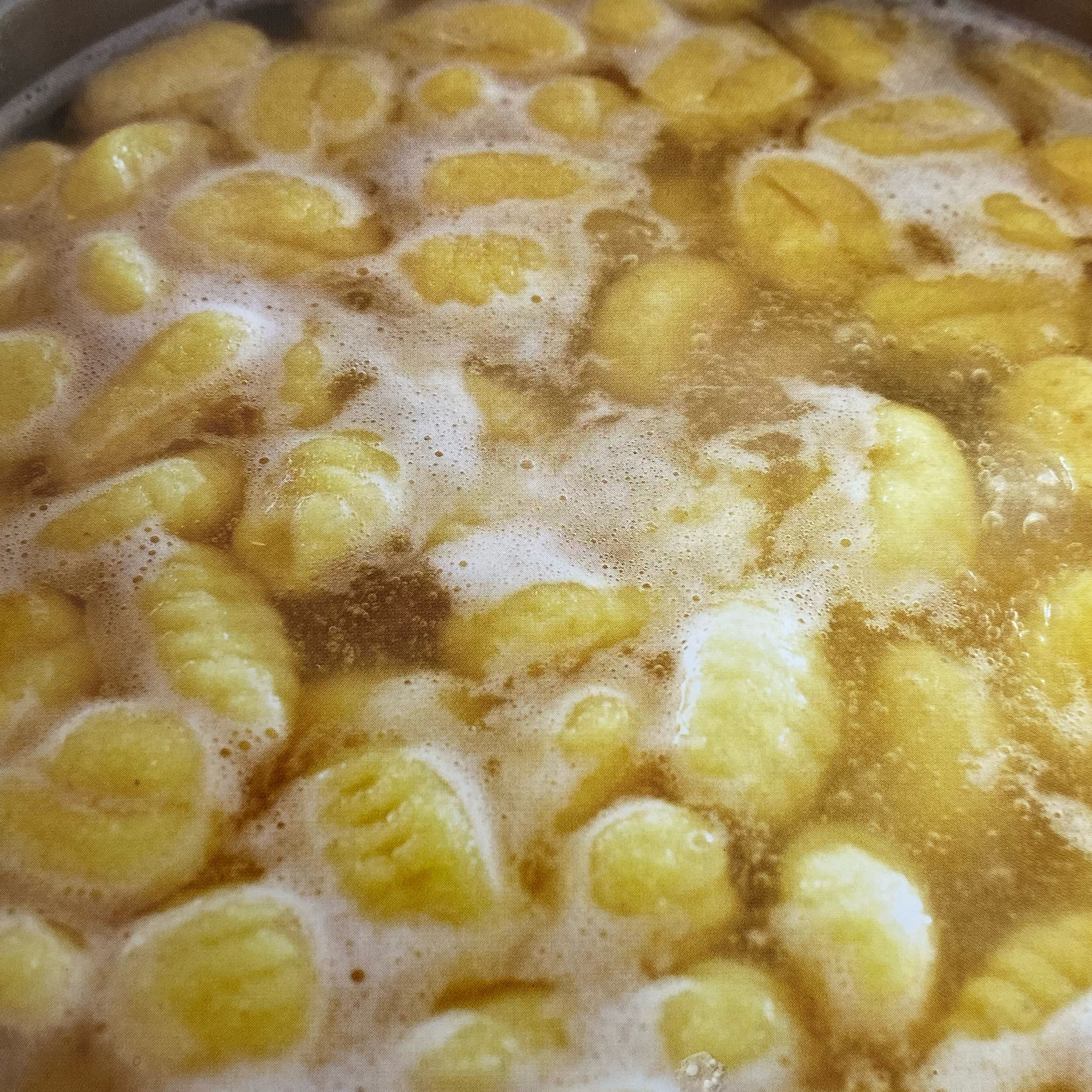 Die Gnocchi in Salzwasser kochen, bis Sie an der Oberfläche schwimmen und in kaltem Wasser auskühlen lassen. Mit etwas Öl beträufeln und bis zu weiteren Verarbeitung im Kühlschrank lagern.
