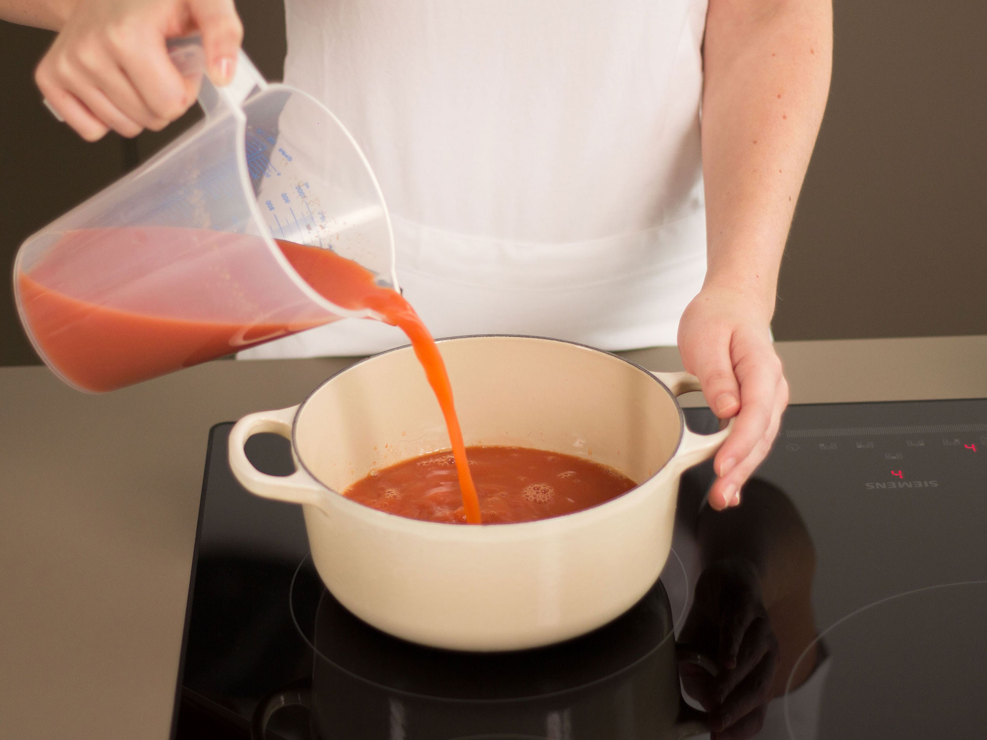 In a small saucepan, caramelize sugar and deglaze with blood orange juice.