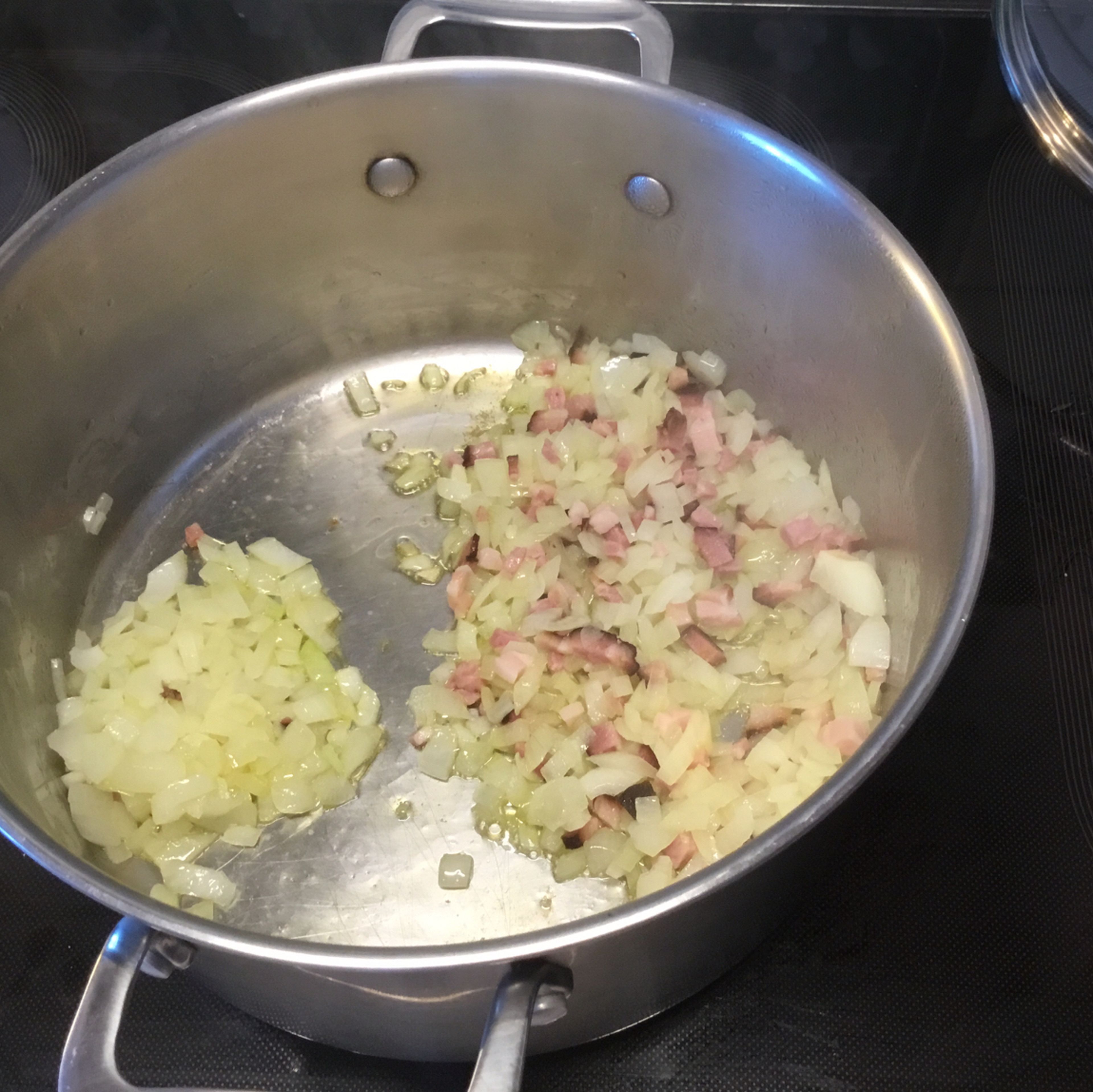 Die Zwiebeln und den Speck mit etwas Butter oder Olivenöl dünsten, bis die Zwiebeln glasig und der Speck knusprig ist. Am Ende eine kleine Menge Zwiebeln für die Semmelknödel abzweigen.