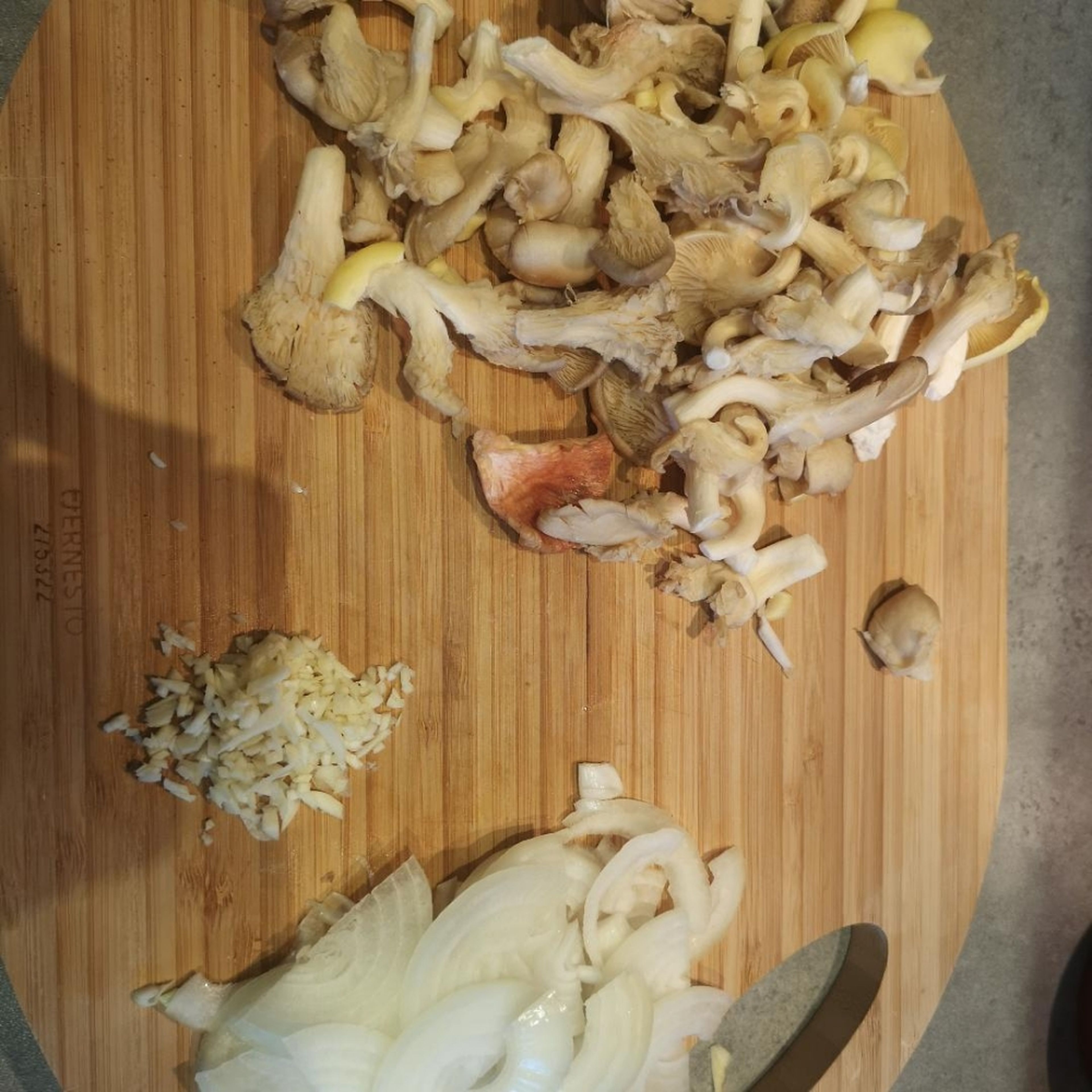 chop the garlic, slice the shallot and chop the mushrooms into equal size pieces