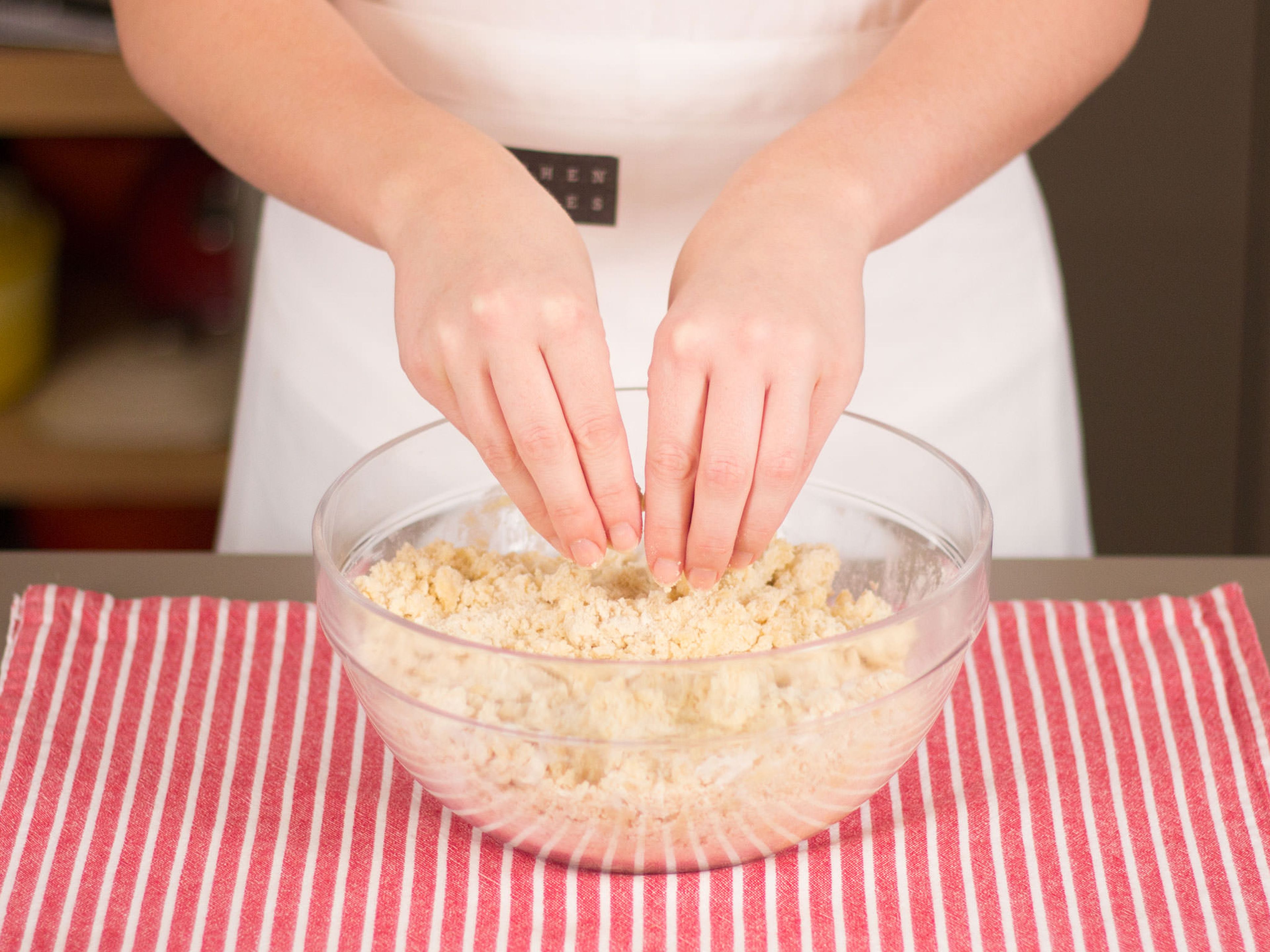 Restliche Butter, Zucker, Mehl sowie Vanillezucker in einer großen Schüssel mischen und mit den Händen zu groben Streuseln formen.