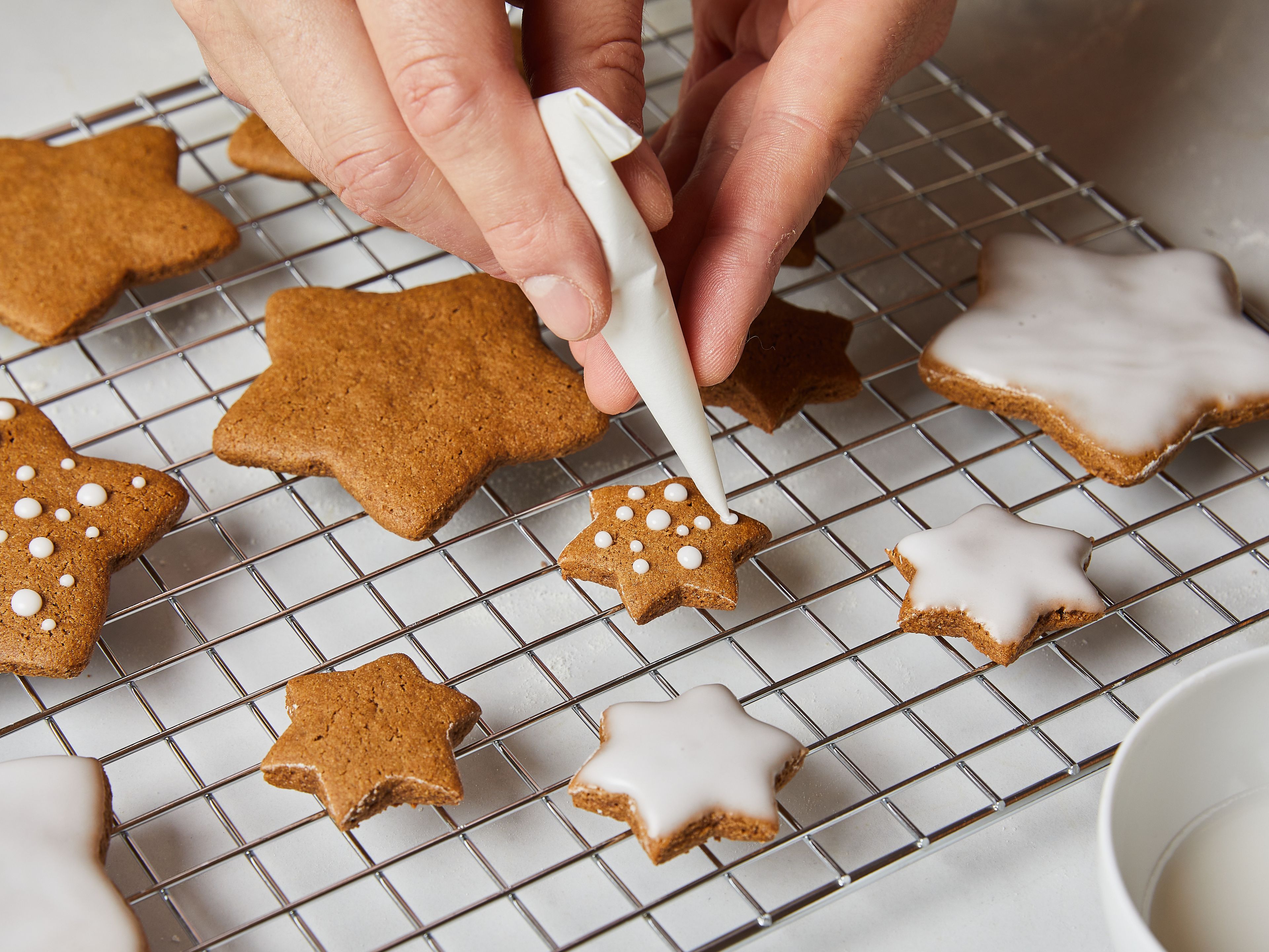 Bake the gingerbread cookies for approx. 8–10 min. Then let them cool on the rack for approx. 5 min. So they become firmer. Then let it cool down completely. Decorate as you like.