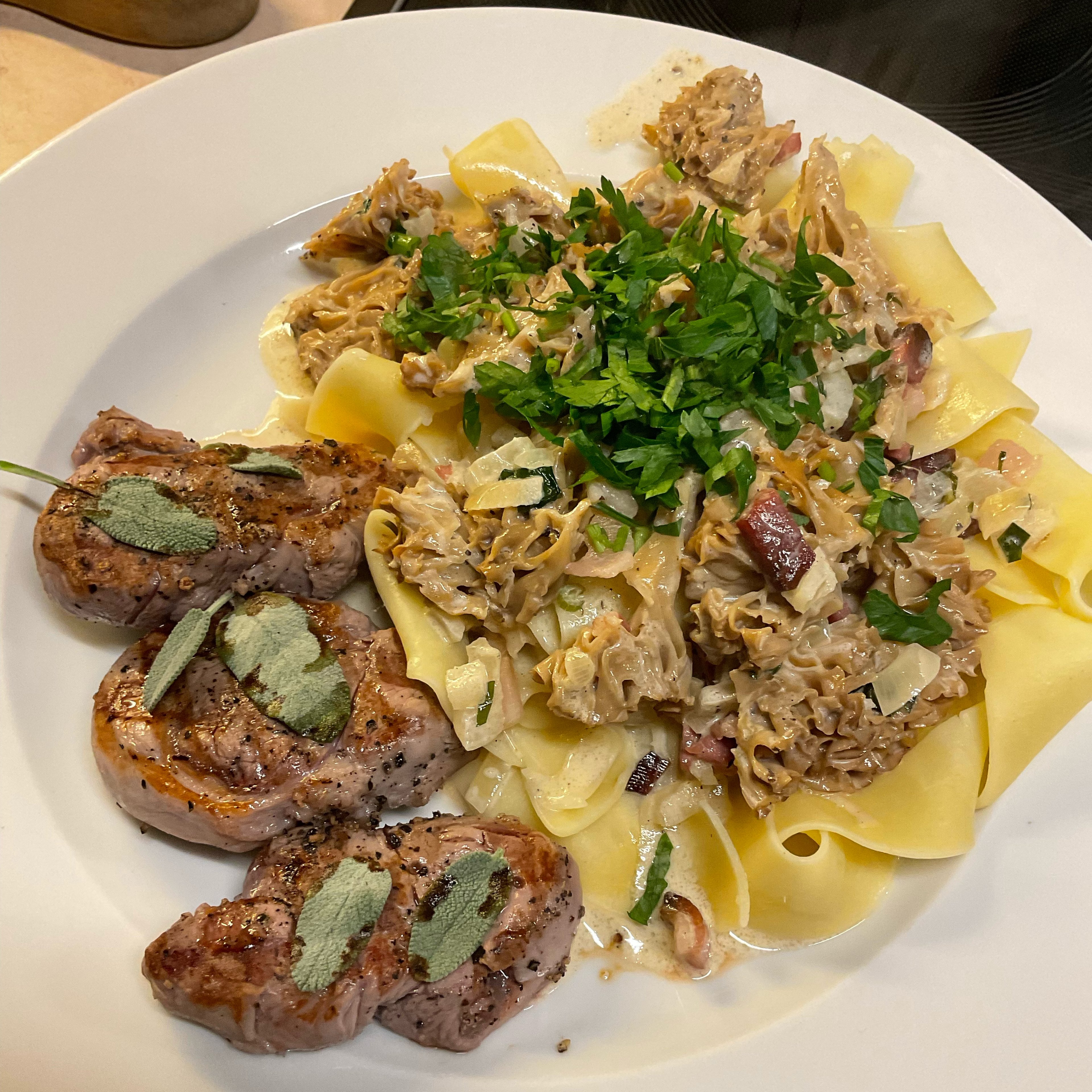 Krause Glucke (Pilz), Schweinefilet, Tagliatelle