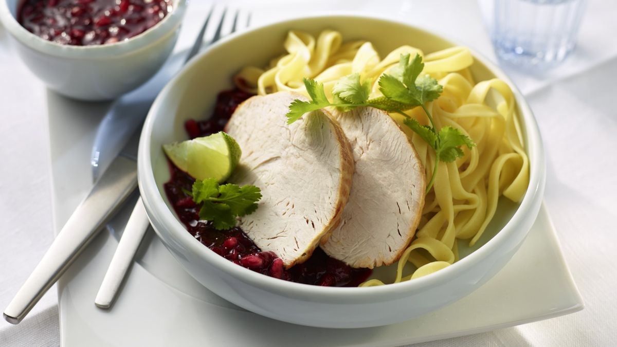 Putenbraten mit Granatapfel-Kirsch-Salsa und Bandnudeln | Rezept ...