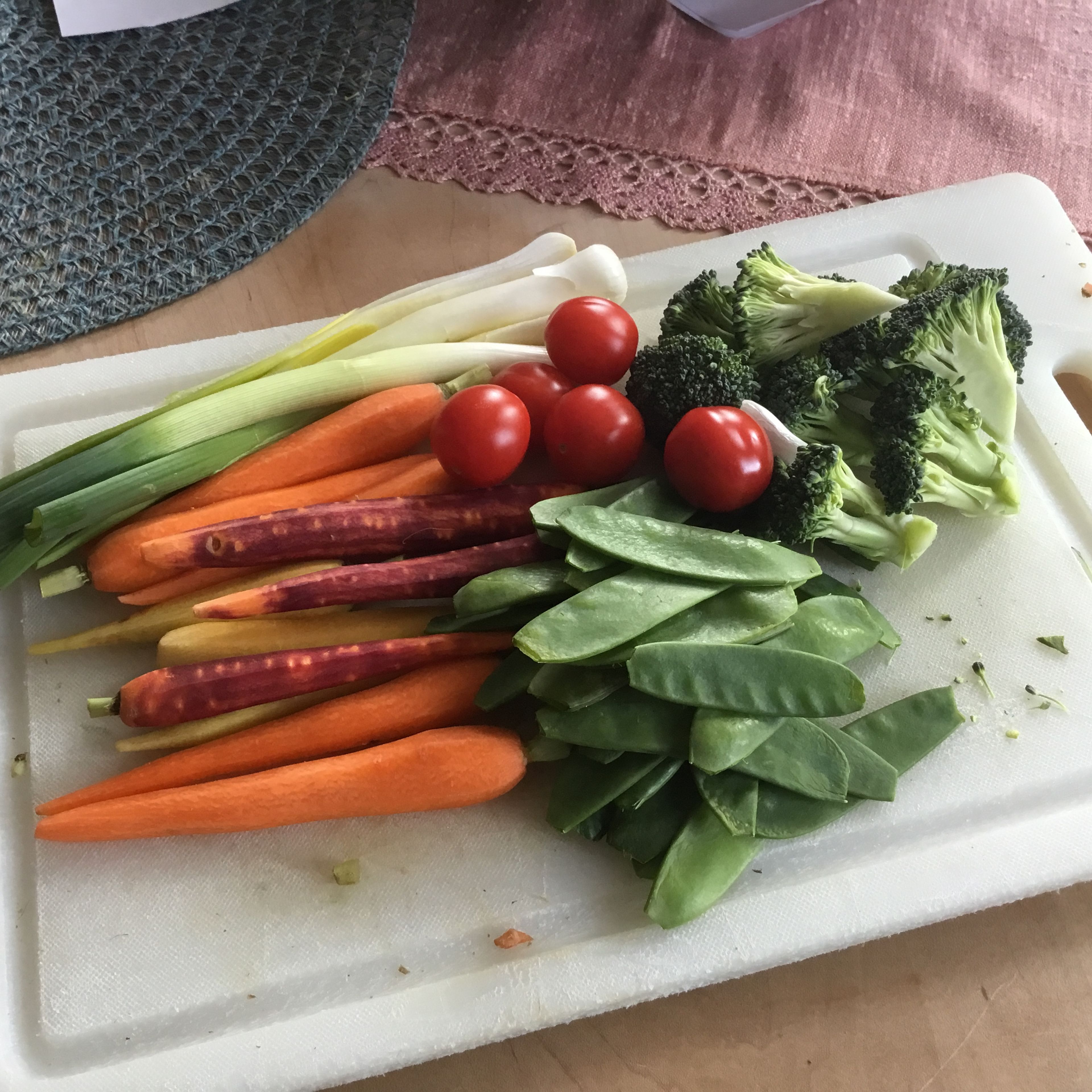 Das gesamte Gemüse schälen, putzen und den Brokoli in Röschen teilen und beiseite stellen.