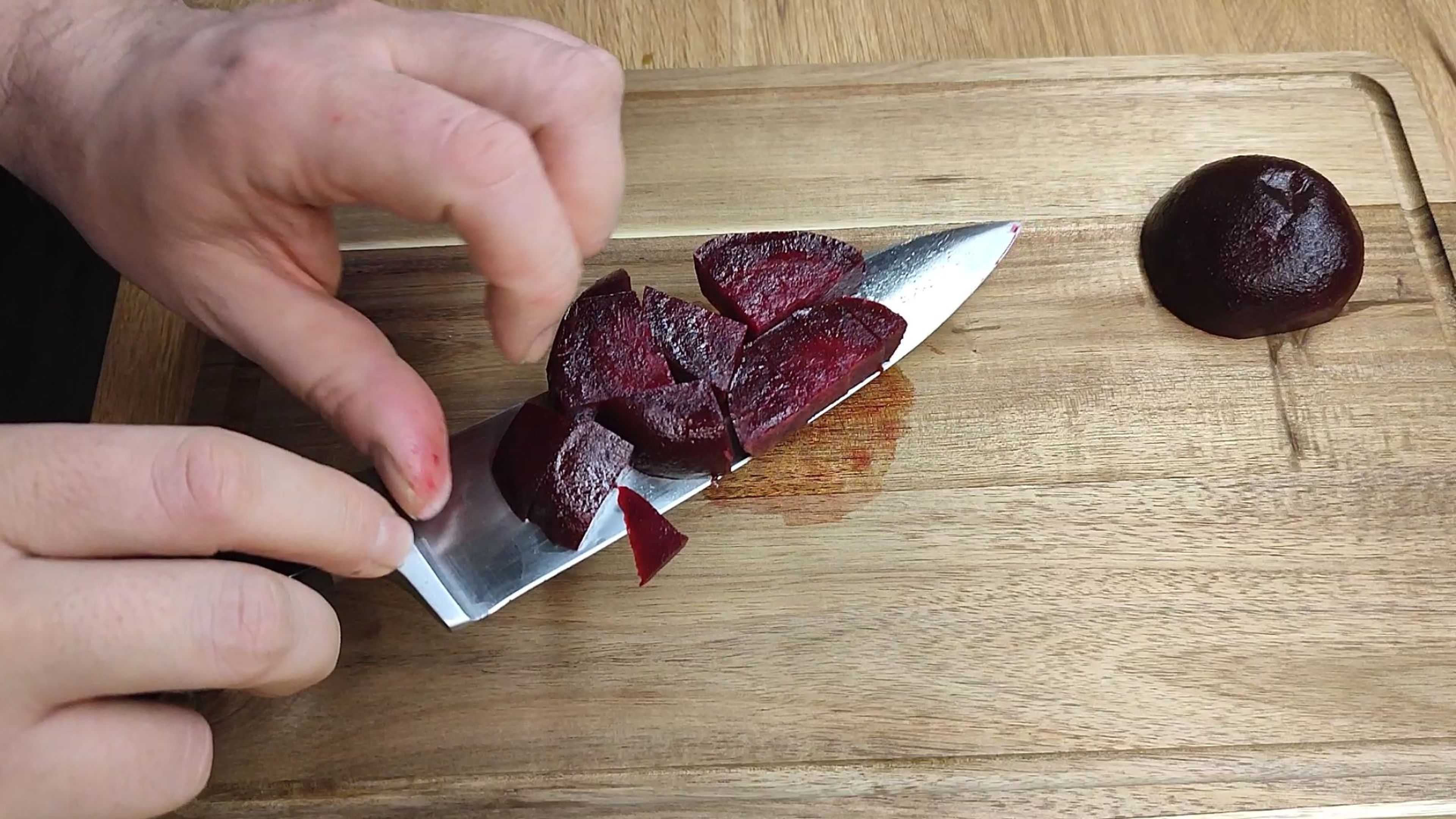 Die rote Bete abtropfen lassen und in Stücke schneiden. 
Die Frühlingszwiebel waschen und in ringe schneiden.
Petersilie grob hacken.